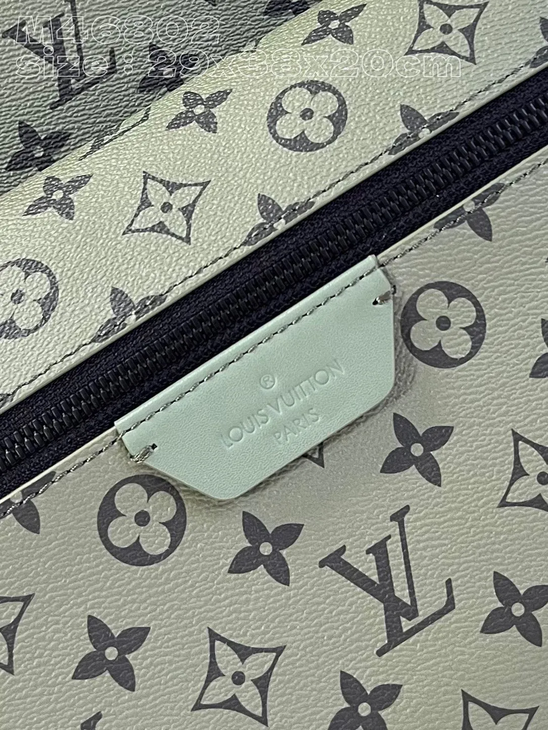 💰1220 Top original item [Exclusive real shot m46802 green] This discovery small backpack is made of monogram coated canvas dip-dyed in earth tones, and then eye-catchingly embellished with the Louis Vuitton logo and detachable nameplate. Featuring roomy front, interior and iPad pockets, it's ideal for everyday use. 29 x 38 x 20 cm (length x height x width) ss