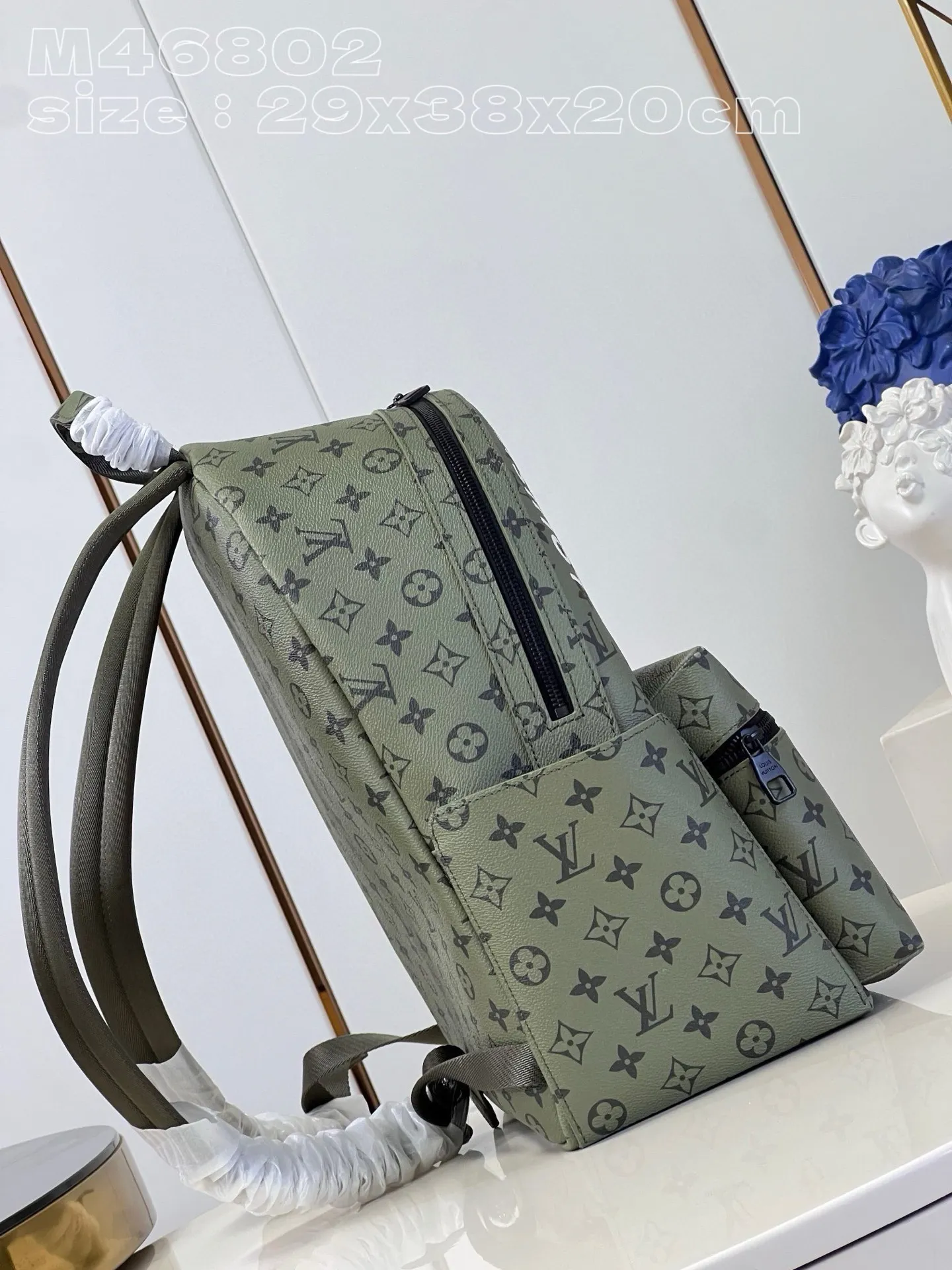 💰1220 Top original item [Exclusive real shot m46802 green] This discovery small backpack is made of monogram coated canvas dip-dyed in earth tones, and then eye-catchingly embellished with the Louis Vuitton logo and detachable nameplate. Featuring roomy front, interior and iPad pockets, it's ideal for everyday use. 29 x 38 x 20 cm (length x height x width) ss