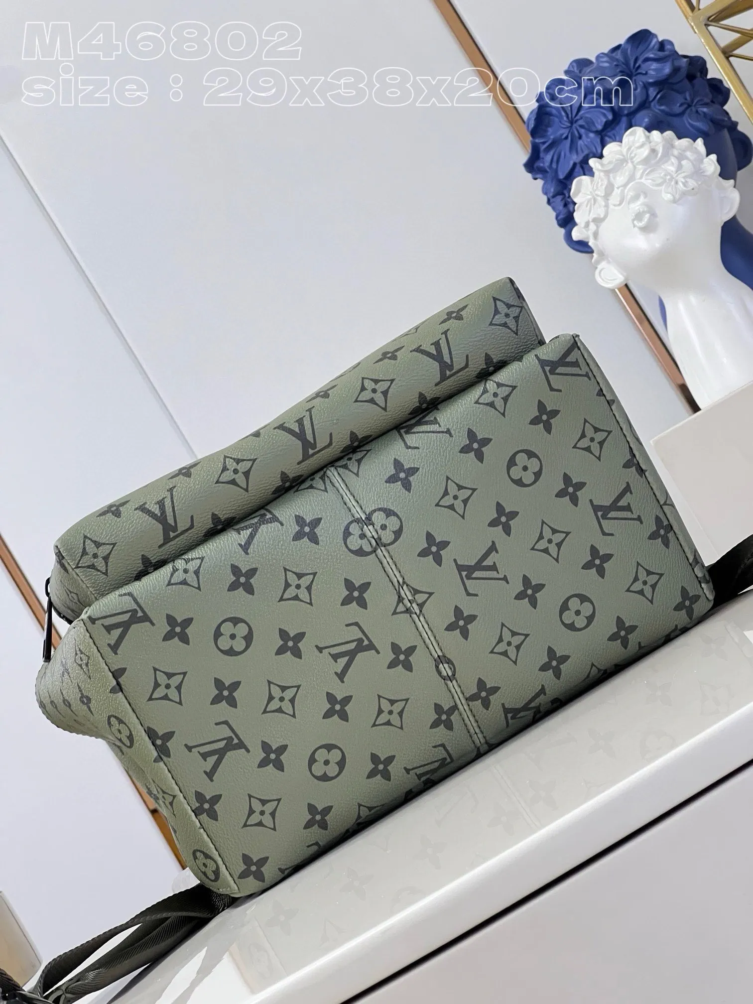 💰1220 Top original item [Exclusive real shot m46802 green] This discovery small backpack is made of monogram coated canvas dip-dyed in earth tones, and then eye-catchingly embellished with the Louis Vuitton logo and detachable nameplate. Featuring roomy front, interior and iPad pockets, it's ideal for everyday use. 29 x 38 x 20 cm (length x height x width) ss