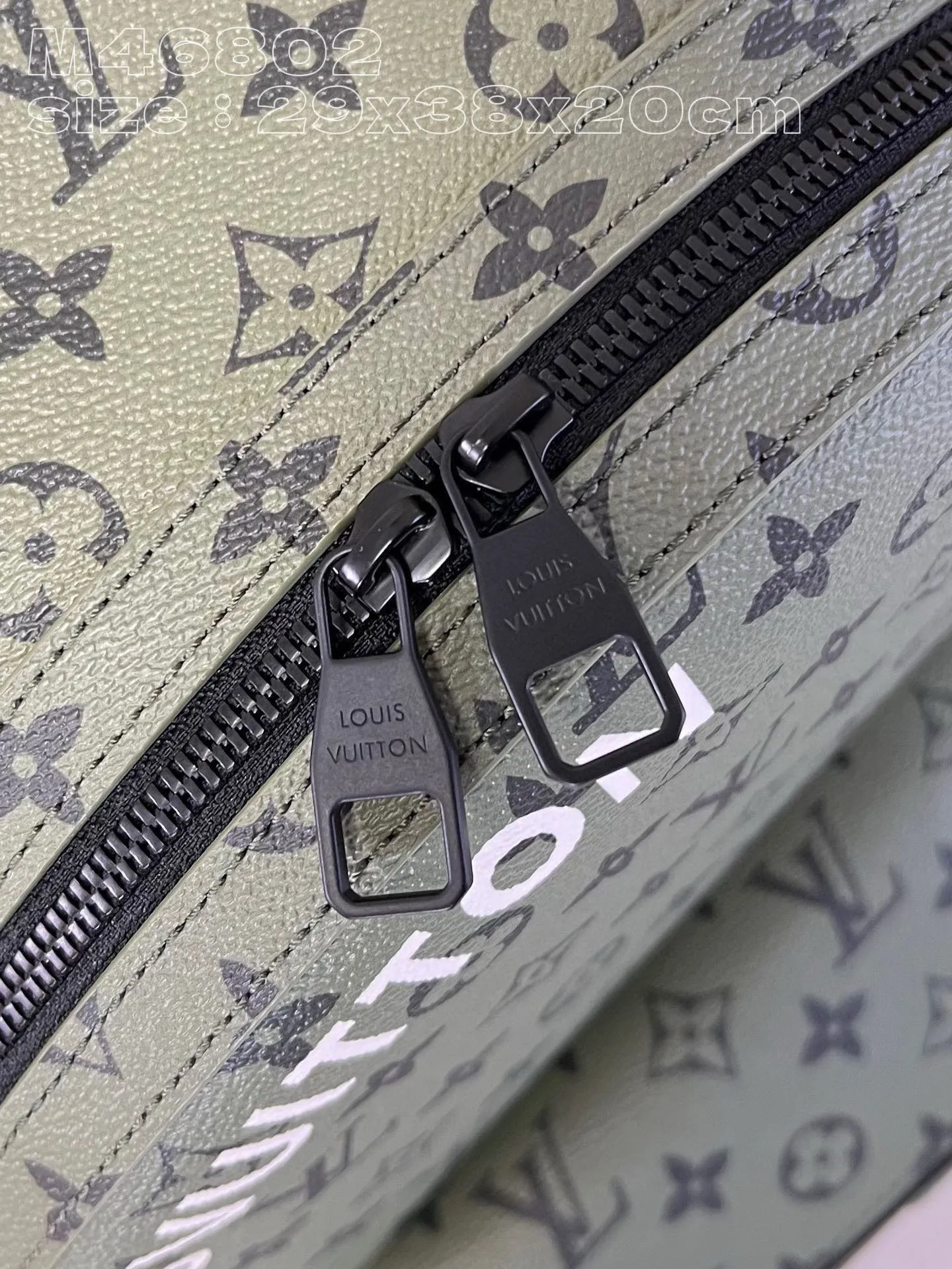💰1220 Top original item [Exclusive real shot m46802 green] This discovery small backpack is made of monogram coated canvas dip-dyed in earth tones, and then eye-catchingly embellished with the Louis Vuitton logo and detachable nameplate. Featuring roomy front, interior and iPad pockets, it's ideal for everyday use. 29 x 38 x 20 cm (length x height x width) ss