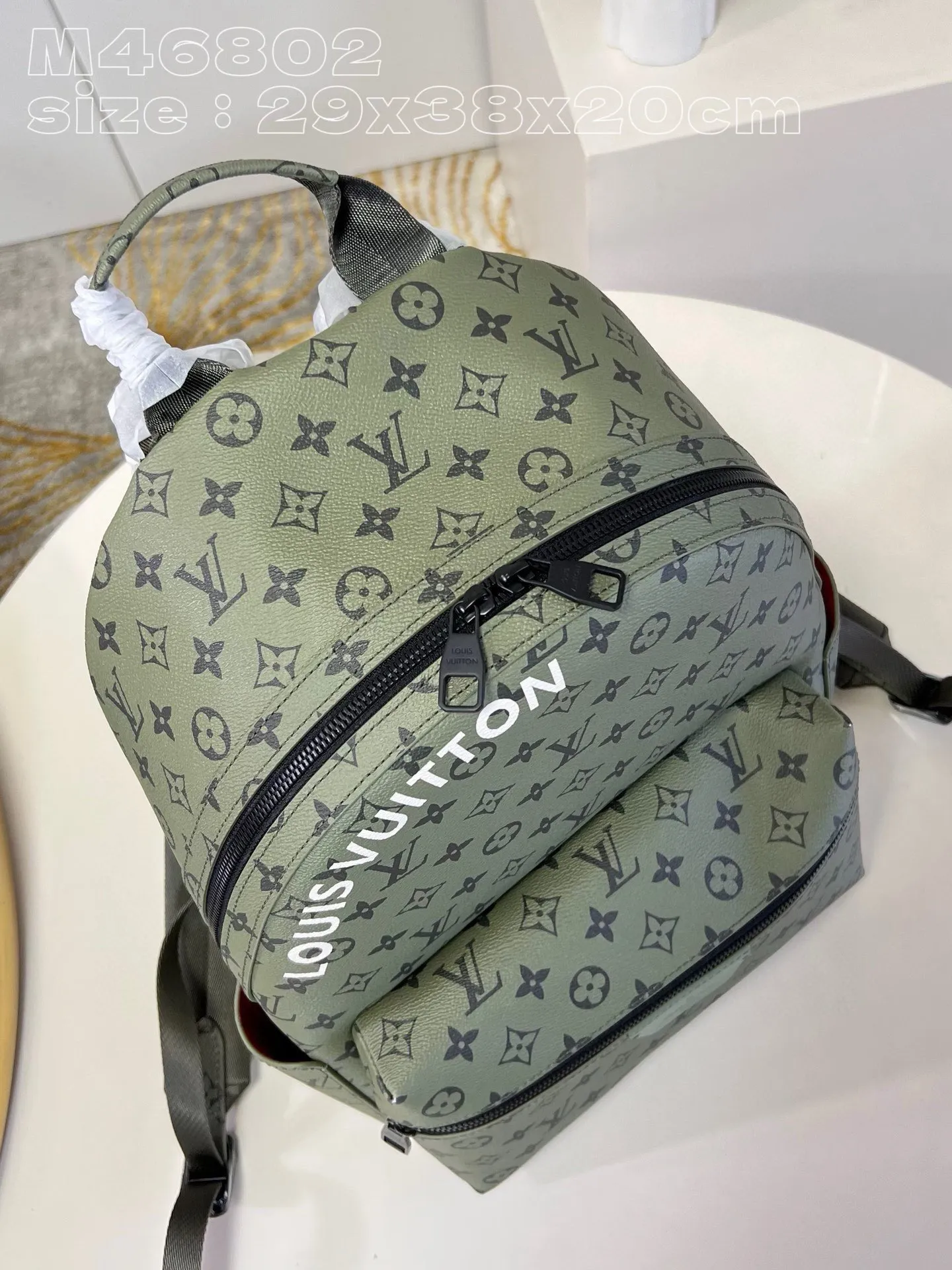 💰1220 Top original item [Exclusive real shot m46802 green] This discovery small backpack is made of monogram coated canvas dip-dyed in earth tones, and then eye-catchingly embellished with the Louis Vuitton logo and detachable nameplate. Featuring roomy front, interior and iPad pockets, it's ideal for everyday use. 29 x 38 x 20 cm (length x height x width) ss