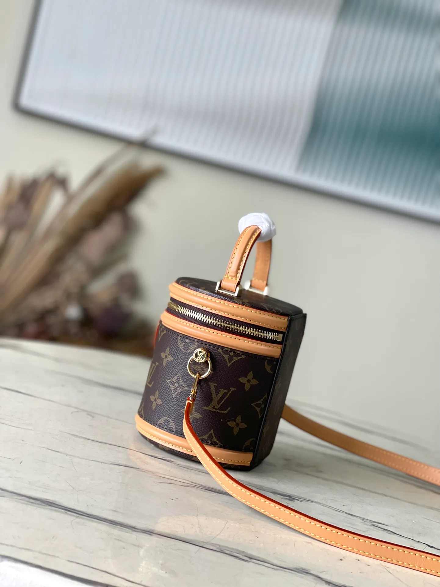 💰840 Top original order M82952 This Nano Cannes handbag is made of Monogram canvas with a round and simple structure. It coincides with makeup design. The leather trim and embossed logo on the label are richly detailed, and the handles and detachable and adjustable shoulder strap allow for a variety of carrying styles. Dimensions: 14.5 × 14 × 12 cm