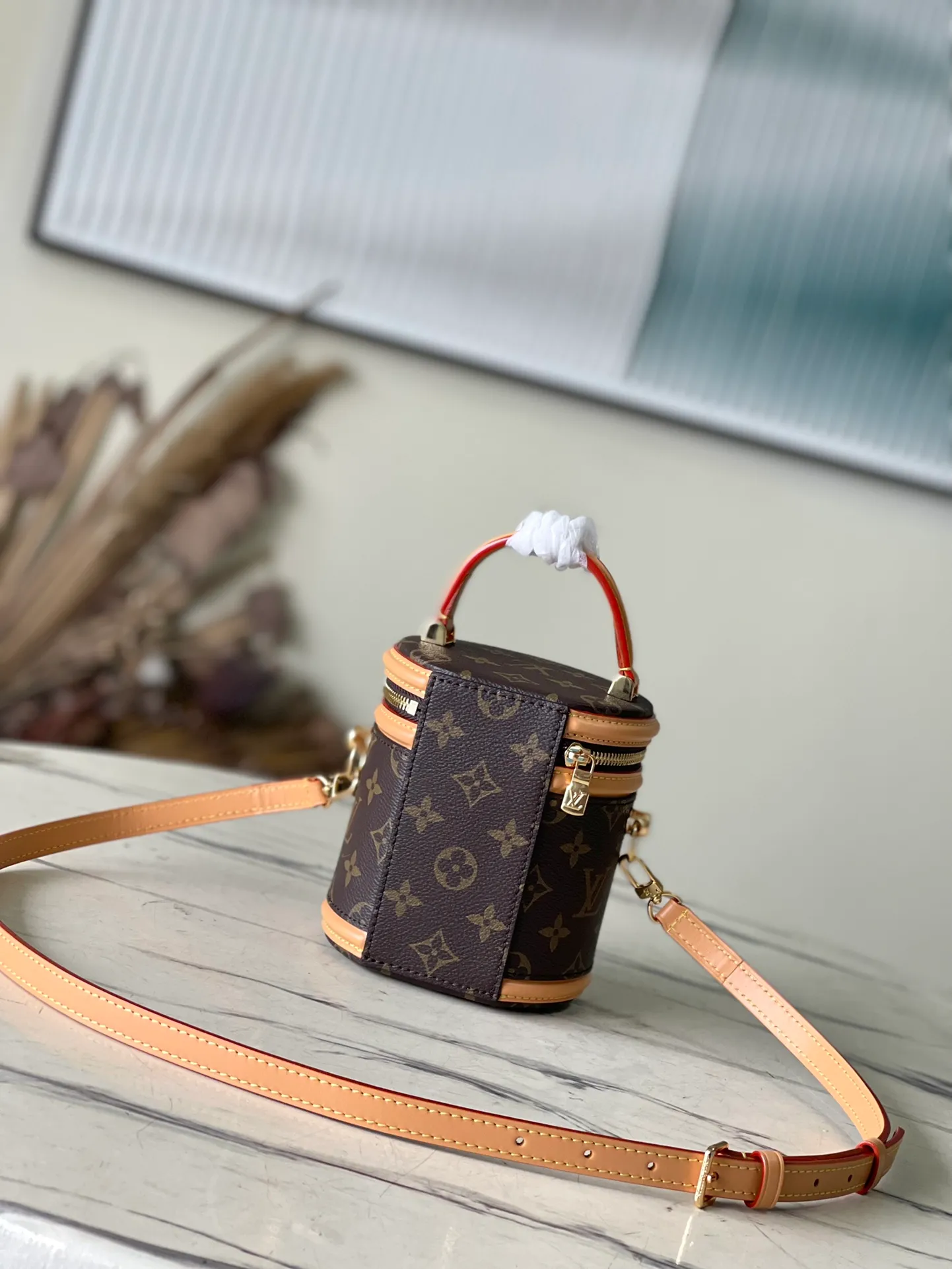 💰840 Top original order M82952 This Nano Cannes handbag is made of Monogram canvas with a round and simple structure. It coincides with makeup design. The leather trim and embossed logo on the label are richly detailed, and the handles and detachable and adjustable shoulder strap allow for a variety of carrying styles. Dimensions: 14.5 × 14 × 12 cm
