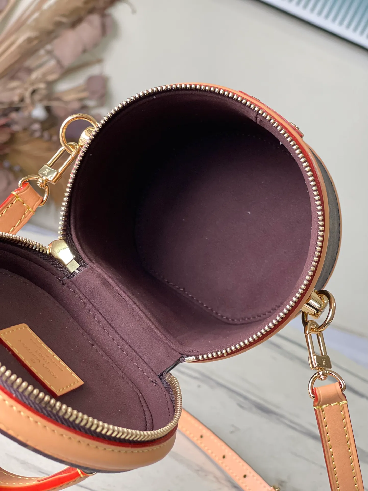 💰840 Top original order M82952 This Nano Cannes handbag is made of Monogram canvas with a round and simple structure. It coincides with makeup design. The leather trim and embossed logo on the label are richly detailed, and the handles and detachable and adjustable shoulder strap allow for a variety of carrying styles. Dimensions: 14.5 × 14 × 12 cm