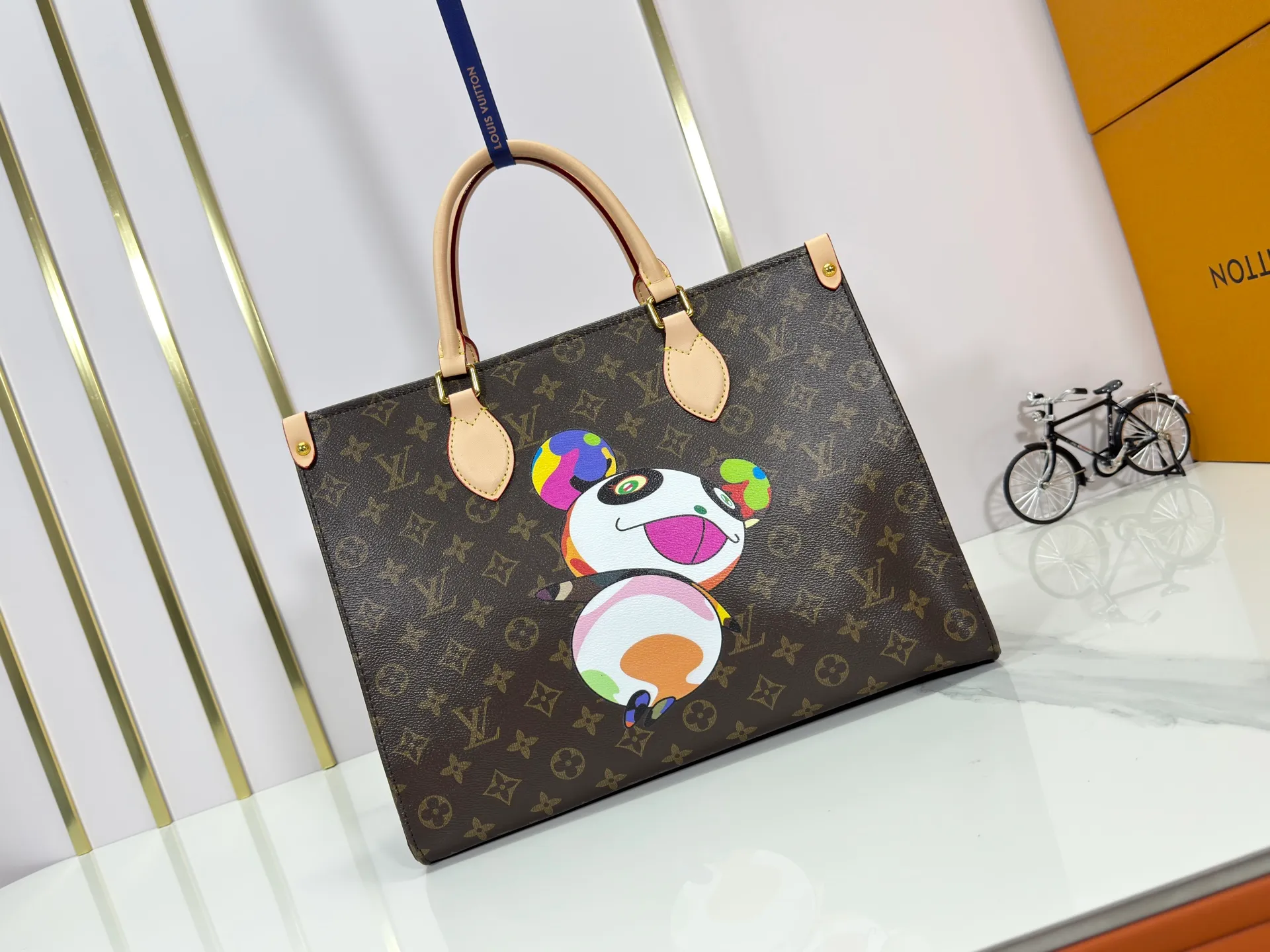 p260 Upgraded original M45321 M45039 M13668 M44571 Louis Vuitton x Murakami reissue series interprets the exquisite version of the OnTheGo handbag with playful touches. Monogram canvas and cow leather establish the brand's classic style, and Murakami's cute and cute panda image is transformed into front and back prints. The detachable and adjustable shoulder strap provides a variety of carrying options, and the zippered interior pocket keeps personal items safe and secure. Dimensions: 34.0 x 26.0 x 13.0 cm (length x height x width)