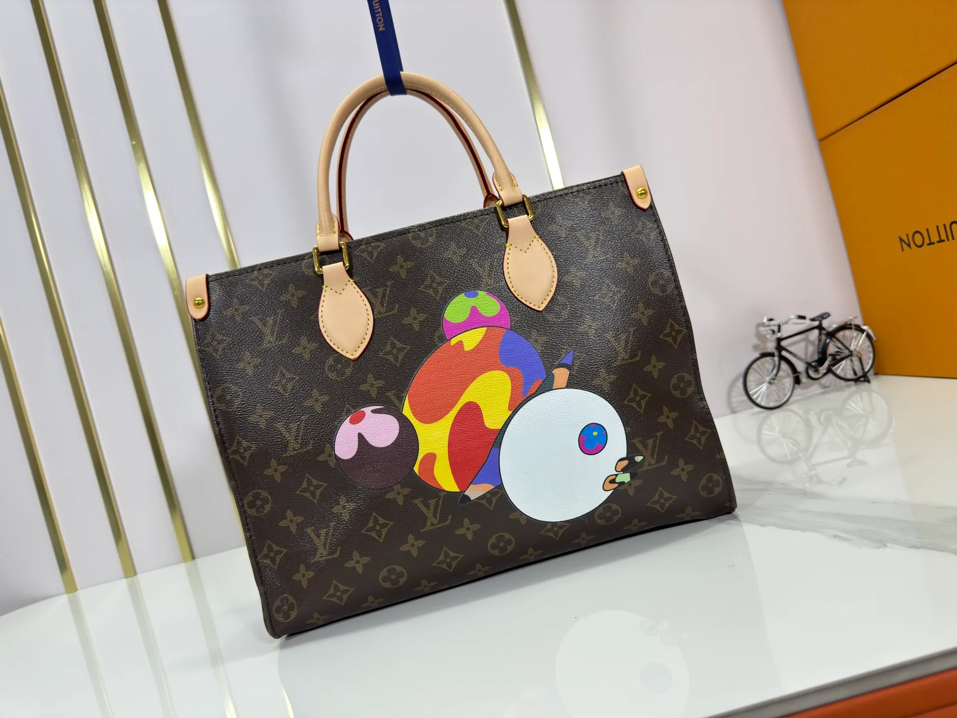 p260 Upgraded original M45321 M45039 M13668 M44571 Louis Vuitton x Murakami reissue series interprets the exquisite version of the OnTheGo handbag with playful touches. Monogram canvas and cow leather establish the brand's classic style, and Murakami's cute and cute panda image is transformed into front and back prints. The detachable and adjustable shoulder strap provides a variety of carrying options, and the zippered interior pocket keeps personal items safe and secure. Dimensions: 34.0 x 26.0 x 13.0 cm (length x height x width)