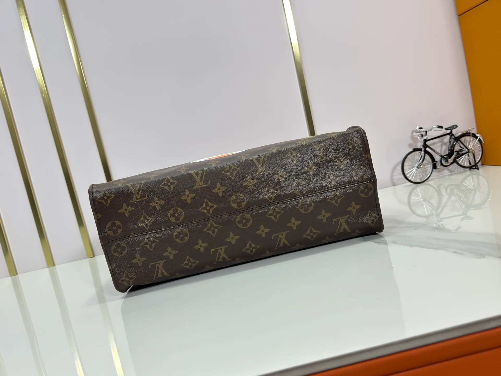 p260 Upgraded original M45321 M45039 M13668 M44571 Louis Vuitton x Murakami reissue series interprets the exquisite version of the OnTheGo handbag with playful touches. Monogram canvas and cow leather establish the brand's classic style, and Murakami's cute and cute panda image is transformed into front and back prints. The detachable and adjustable shoulder strap provides a variety of carrying options, and the zippered interior pocket keeps personal items safe and secure. Dimensions: 34.0 x 26.0 x 13.0 cm (length x height x width)