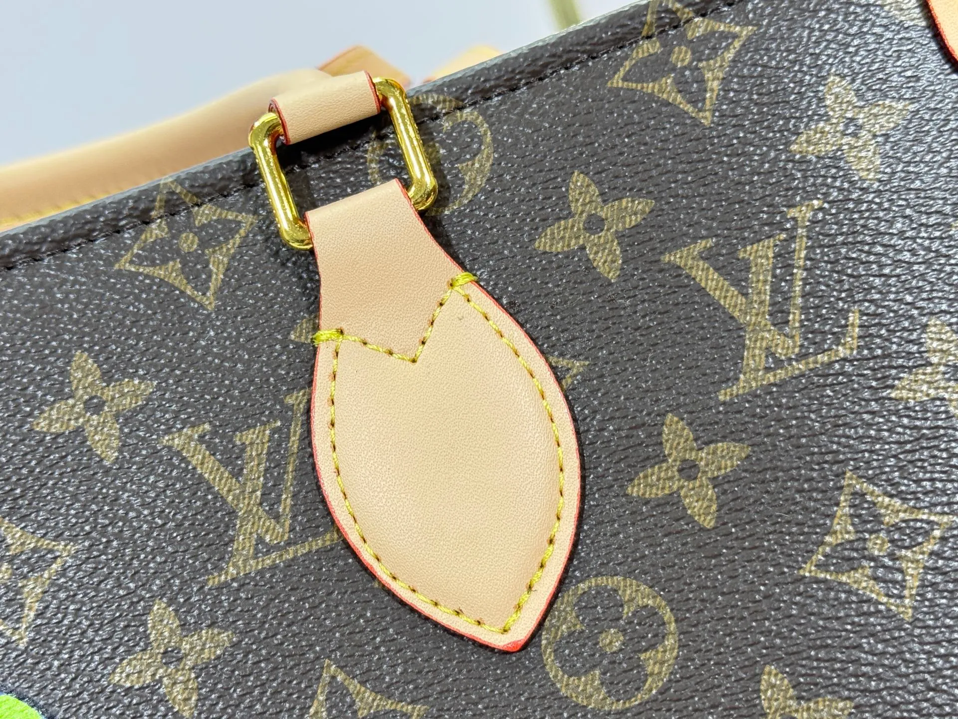 p260 Upgraded original M45321 M45039 M13668 M44571 Louis Vuitton x Murakami reissue series interprets the exquisite version of the OnTheGo handbag with playful touches. Monogram canvas and cow leather establish the brand's classic style, and Murakami's cute and cute panda image is transformed into front and back prints. The detachable and adjustable shoulder strap provides a variety of carrying options, and the zippered interior pocket keeps personal items safe and secure. Dimensions: 34.0 x 26.0 x 13.0 cm (length x height x width)