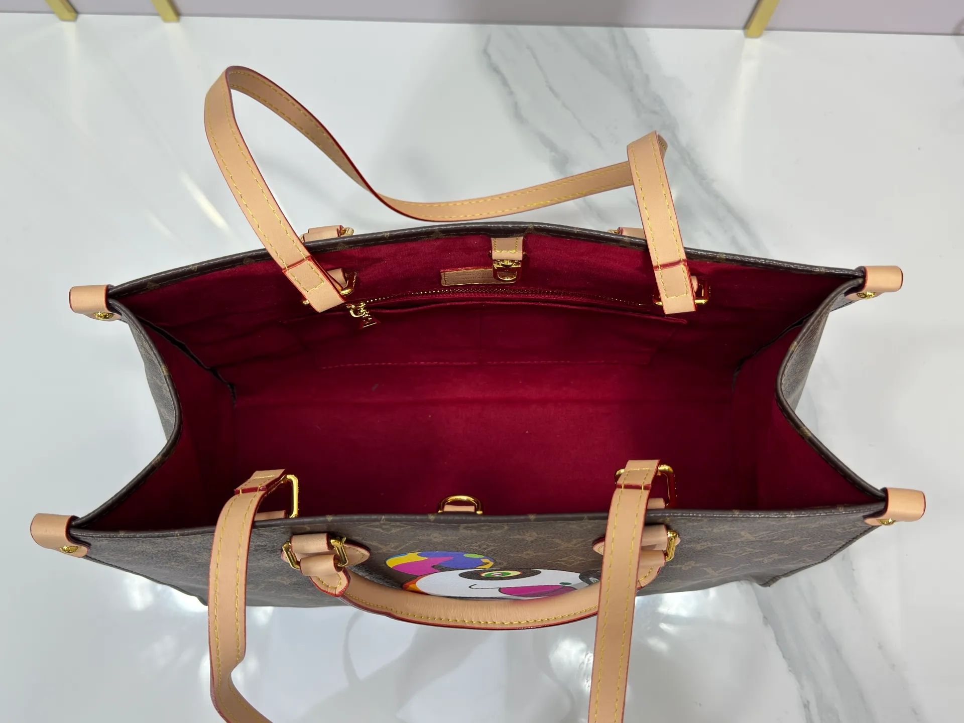 p260 Upgraded original M45321 M45039 M13668 M44571 Louis Vuitton x Murakami reissue series interprets the exquisite version of the OnTheGo handbag with playful touches. Monogram canvas and cow leather establish the brand's classic style, and Murakami's cute and cute panda image is transformed into front and back prints. The detachable and adjustable shoulder strap provides a variety of carrying options, and the zippered interior pocket keeps personal items safe and secure. Dimensions: 34.0 x 26.0 x 13.0 cm (length x height x width)