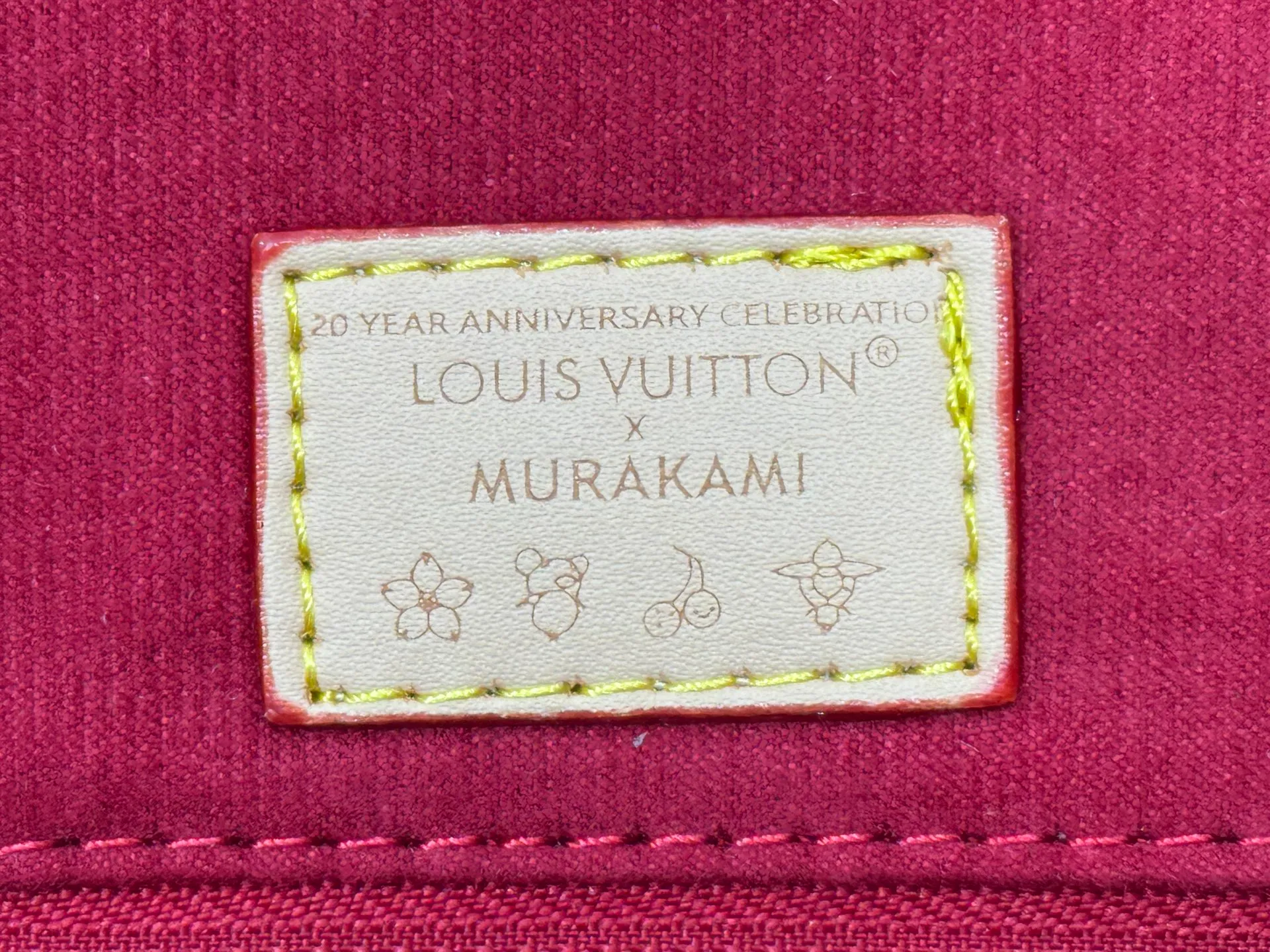 p260 Upgraded original M45321 M45039 M13668 M44571 Louis Vuitton x Murakami reissue series interprets the exquisite version of the OnTheGo handbag with playful touches. Monogram canvas and cow leather establish the brand's classic style, and Murakami's cute and cute panda image is transformed into front and back prints. The detachable and adjustable shoulder strap provides a variety of carrying options, and the zippered interior pocket keeps personal items safe and secure. Dimensions: 34.0 x 26.0 x 13.0 cm (length x height x width)