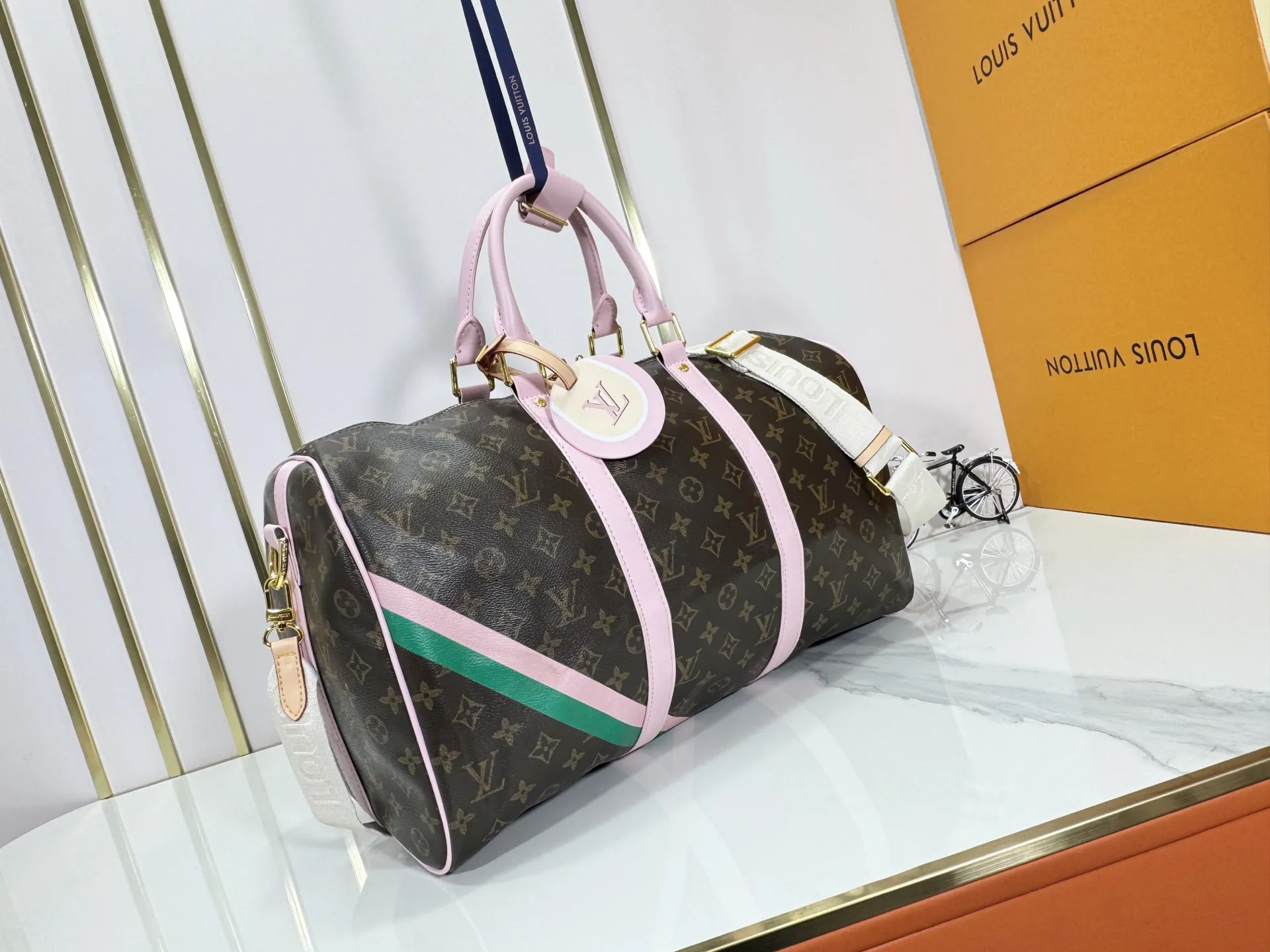 P340 M25822 M41416 This Keepall Bandouliere 45 travel bag is from the tennis series. It is a Monogram canvas bag decorated with colorful stripes and LV tennis-shaped decoration, with bright leather details. The carry-on size includes plenty of space, and the detachable shoulder strap makes it easy to carry on the shoulder or cross-body. Size: 45x27x20cm