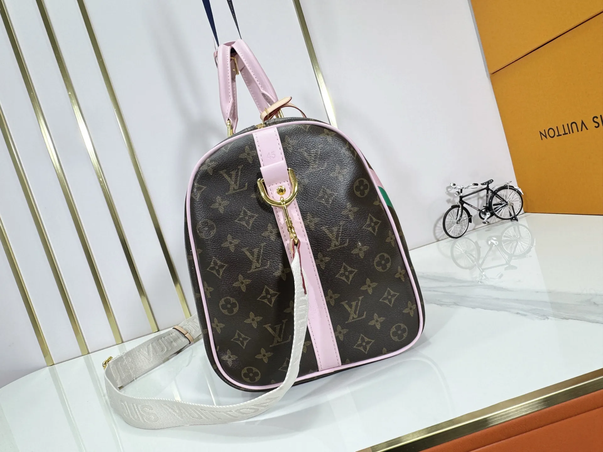 P340 M25822 M41416 This Keepall Bandouliere 45 travel bag is from the tennis series. It is a Monogram canvas bag decorated with colorful stripes and LV tennis-shaped decoration, with bright leather details. The carry-on size includes plenty of space, and the detachable shoulder strap makes it easy to carry on the shoulder or cross-body. Size: 45x27x20cm