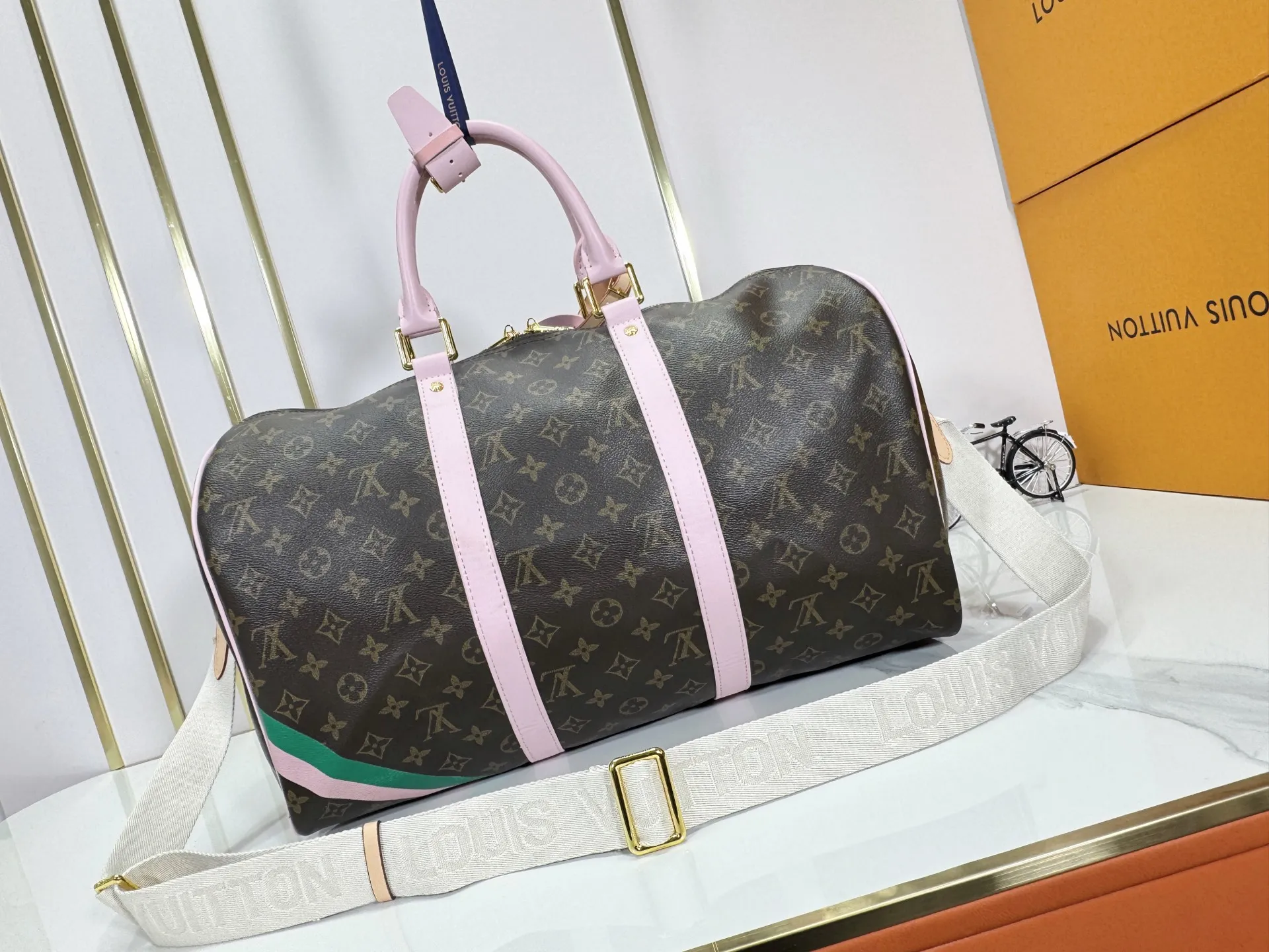 P340 M25822 M41416 This Keepall Bandouliere 45 travel bag is from the tennis series. It is a Monogram canvas bag decorated with colorful stripes and LV tennis-shaped decoration, with bright leather details. The carry-on size includes plenty of space, and the detachable shoulder strap makes it easy to carry on the shoulder or cross-body. Size: 45x27x20cm