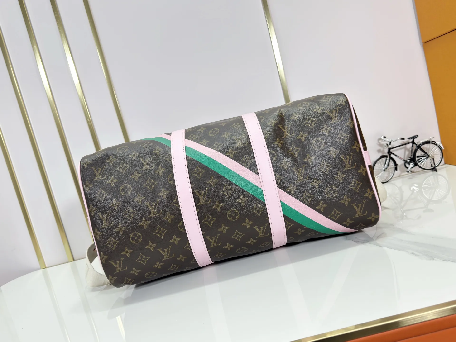 P340 M25822 M41416 This Keepall Bandouliere 45 travel bag is from the tennis series. It is a Monogram canvas bag decorated with colorful stripes and LV tennis-shaped decoration, with bright leather details. The carry-on size includes plenty of space, and the detachable shoulder strap makes it easy to carry on the shoulder or cross-body. Size: 45x27x20cm