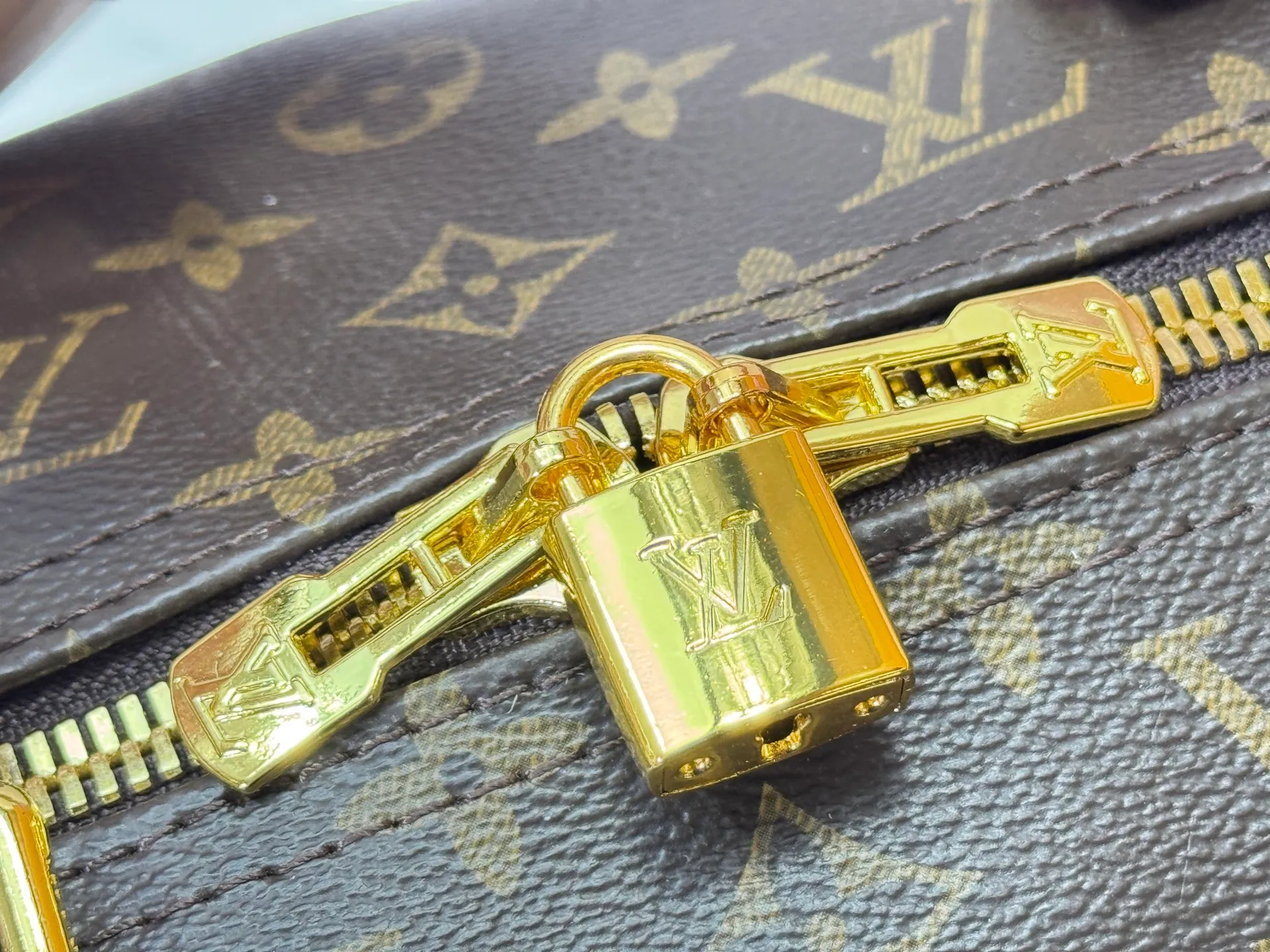 P340 M25822 M41416 This Keepall Bandouliere 45 travel bag is from the tennis series. It is a Monogram canvas bag decorated with colorful stripes and LV tennis-shaped decoration, with bright leather details. The carry-on size includes plenty of space, and the detachable shoulder strap makes it easy to carry on the shoulder or cross-body. Size: 45x27x20cm