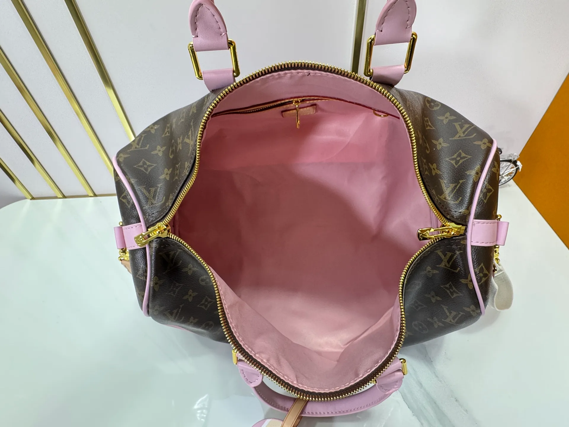 P340 M25822 M41416 This Keepall Bandouliere 45 travel bag is from the tennis series. It is a Monogram canvas bag decorated with colorful stripes and LV tennis-shaped decoration, with bright leather details. The carry-on size includes plenty of space, and the detachable shoulder strap makes it easy to carry on the shoulder or cross-body. Size: 45x27x20cm