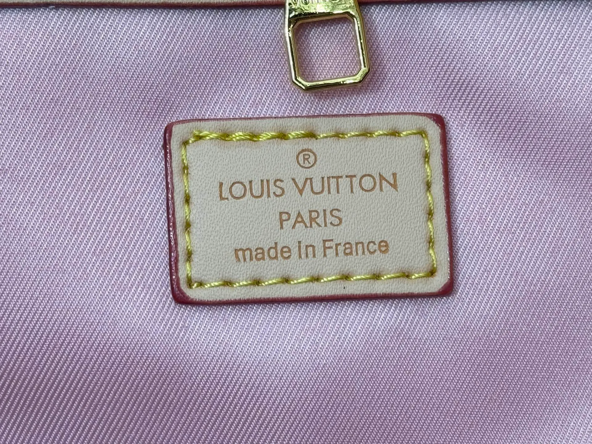 P340 M25822 M41416 This Keepall Bandouliere 45 travel bag is from the tennis series. It is a Monogram canvas bag decorated with colorful stripes and LV tennis-shaped decoration, with bright leather details. The carry-on size includes plenty of space, and the detachable shoulder strap makes it easy to carry on the shoulder or cross-body. Size: 45x27x20cm