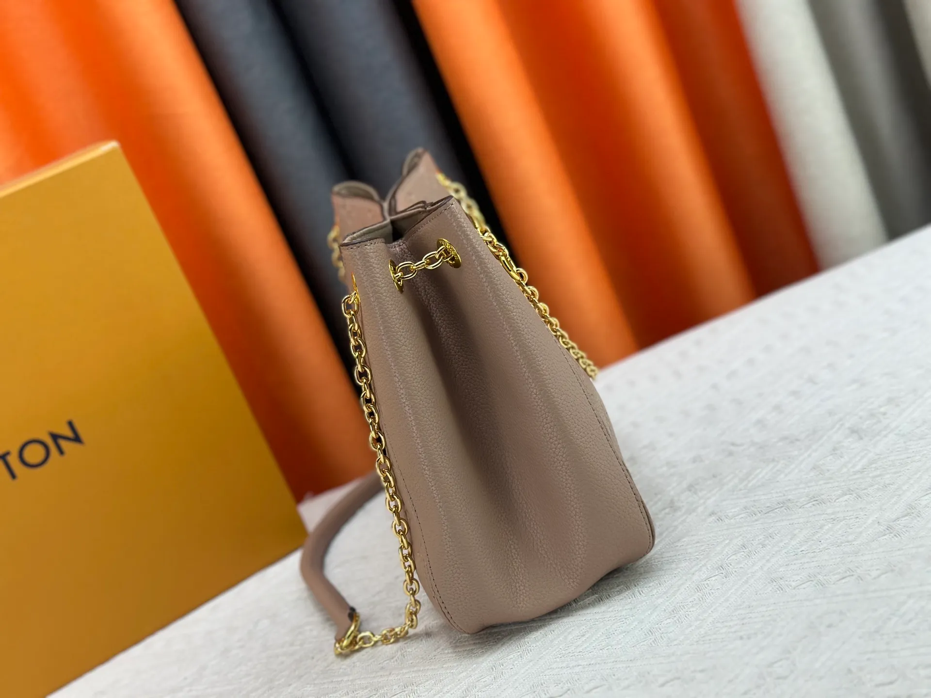 P280 P260 Model No. M14414 M14659 M14234 M This Anytime medium handbag recalls the Promenade handbag that was born in 1988, making it a perfect choice for daily commuting and weekend outings. The Monogram Empreinte leather bag is embellished with shiny metal hardware, and the LV padlock can be hung from the sliding chain shoulder strap, making it easy to explore a variety of styling possibilities and carrying methods. Cow leather - Cow leather trim - Fabric lining - Metal hardware - Magnetic closure - Decorative padlock - Large front pocket - Zipper pocket - Can hold a 13-inch laptop, 6.7-inch smartphone, Sarah long wallet, notebook, sunglasses and keys - Chain: sliding to adjust, not removable! ! Model: M14658; Size: large 42x27x14CM, small 20×13×34cm