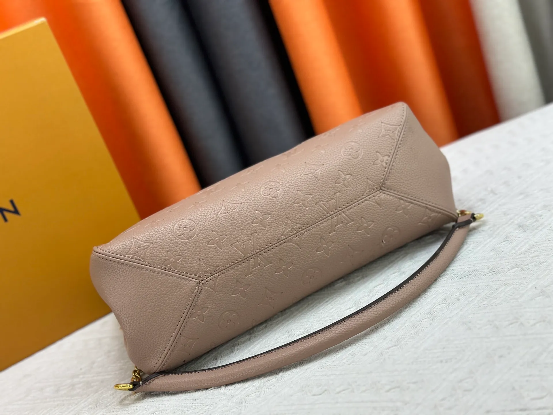 P280 P260 Model No. M14414 M14659 M14234 M This Anytime medium handbag recalls the Promenade handbag that was born in 1988, making it a perfect choice for daily commuting and weekend outings. The Monogram Empreinte leather bag is embellished with shiny metal hardware, and the LV padlock can be hung from the sliding chain shoulder strap, making it easy to explore a variety of styling possibilities and carrying methods. Cow leather - Cow leather trim - Fabric lining - Metal hardware - Magnetic closure - Decorative padlock - Large front pocket - Zipper pocket - Can hold a 13-inch laptop, 6.7-inch smartphone, Sarah long wallet, notebook, sunglasses and keys - Chain: sliding to adjust, not removable! ! Model: M14658; Size: large 42x27x14CM, small 20×13×34cm