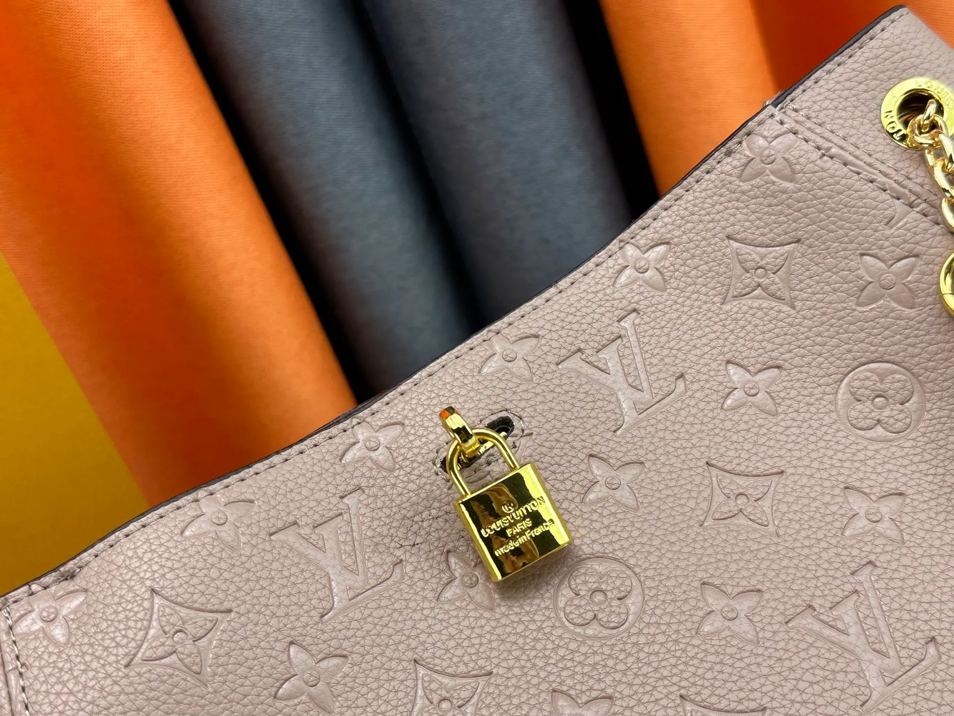 P280 P260 Model No. M14414 M14659 M14234 M This Anytime medium handbag recalls the Promenade handbag that was born in 1988, making it a perfect choice for daily commuting and weekend outings. The Monogram Empreinte leather bag is embellished with shiny metal hardware, and the LV padlock can be hung from the sliding chain shoulder strap, making it easy to explore a variety of styling possibilities and carrying methods. Cow leather - Cow leather trim - Fabric lining - Metal hardware - Magnetic closure - Decorative padlock - Large front pocket - Zipper pocket - Can hold a 13-inch laptop, 6.7-inch smartphone, Sarah long wallet, notebook, sunglasses and keys - Chain: sliding to adjust, not removable! ! Model: M14658; Size: large 42x27x14CM, small 20×13×34cm