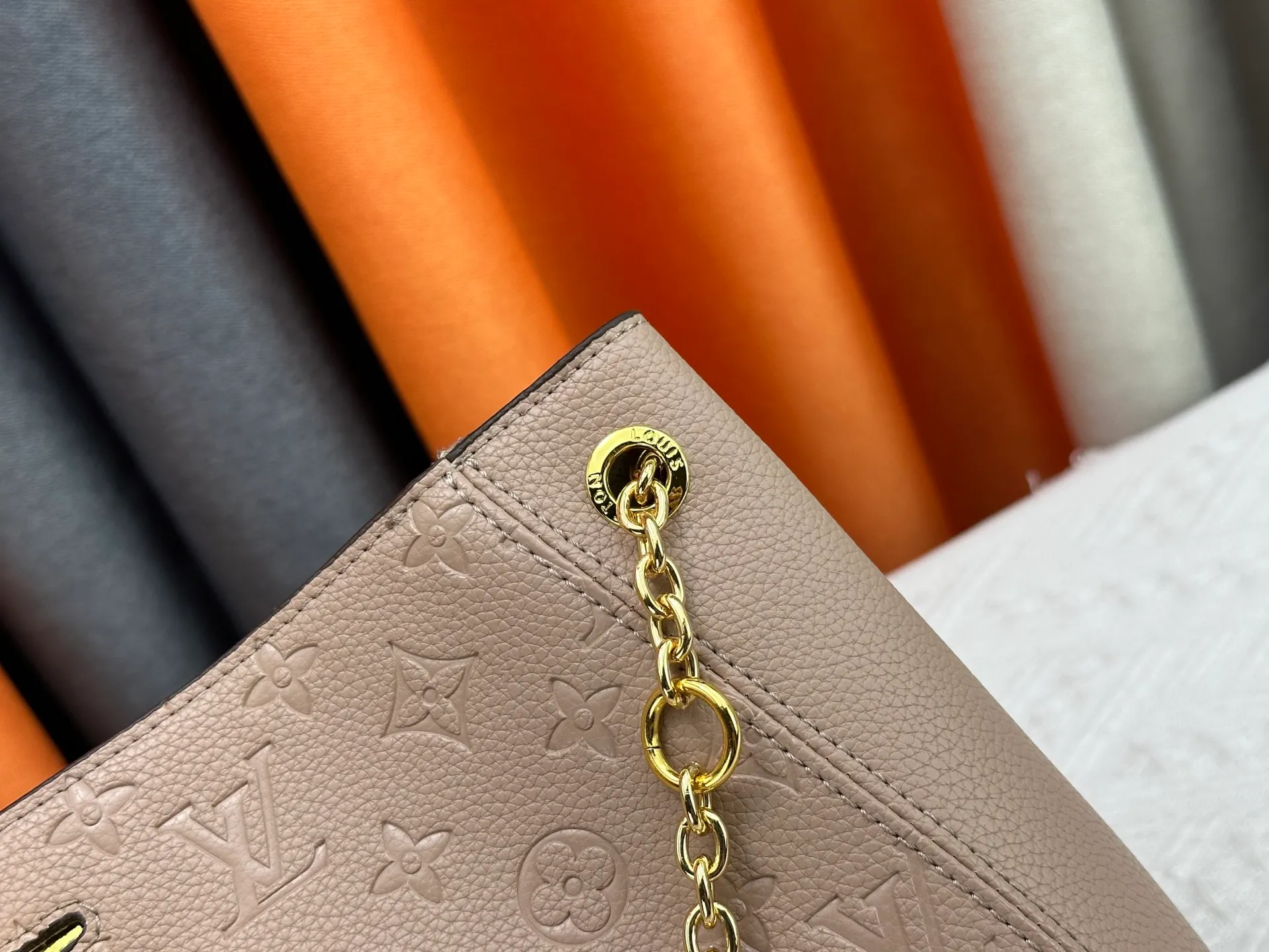 P280 P260 Model No. M14414 M14659 M14234 M This Anytime medium handbag recalls the Promenade handbag that was born in 1988, making it a perfect choice for daily commuting and weekend outings. The Monogram Empreinte leather bag is embellished with shiny metal hardware, and the LV padlock can be hung from the sliding chain shoulder strap, making it easy to explore a variety of styling possibilities and carrying methods. Cow leather - Cow leather trim - Fabric lining - Metal hardware - Magnetic closure - Decorative padlock - Large front pocket - Zipper pocket - Can hold a 13-inch laptop, 6.7-inch smartphone, Sarah long wallet, notebook, sunglasses and keys - Chain: sliding to adjust, not removable! ! Model: M14658; Size: large 42x27x14CM, small 20×13×34cm