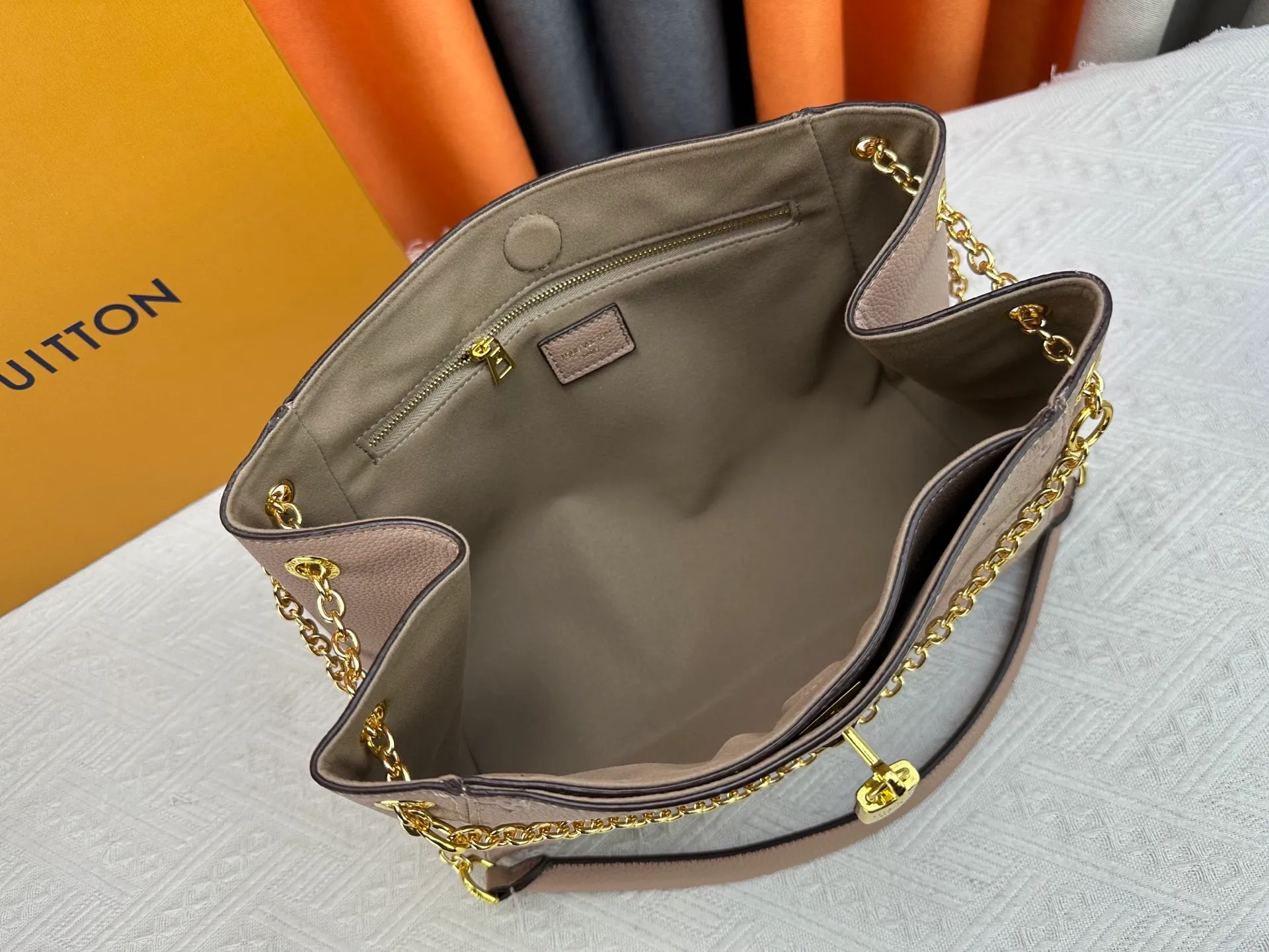 P280 P260 Model No. M14414 M14659 M14234 M This Anytime medium handbag recalls the Promenade handbag that was born in 1988, making it a perfect choice for daily commuting and weekend outings. The Monogram Empreinte leather bag is embellished with shiny metal hardware, and the LV padlock can be hung from the sliding chain shoulder strap, making it easy to explore a variety of styling possibilities and carrying methods. Cow leather - Cow leather trim - Fabric lining - Metal hardware - Magnetic closure - Decorative padlock - Large front pocket - Zipper pocket - Can hold a 13-inch laptop, 6.7-inch smartphone, Sarah long wallet, notebook, sunglasses and keys - Chain: sliding to adjust, not removable! ! Model: M14658; Size: large 42x27x14CM, small 20×13×34cm