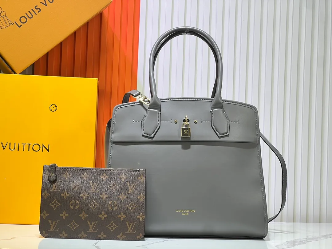 Batch 340💰M12005 M12556 M12337 This City Steamer medium handbag draws inspiration from the design of luggage built for cruise ships in 1901, making its eye-catching appearance at the 2024 autumn and winter ready-to-wear show. Grained Millesime leather and shearling leather trims add seasonal flair, an embossed padlock and hot-stamped LV Circle logo add a modern twist, and a removable Monogram storage bag makes it easy to store valuables. Size: 35x42x21cm