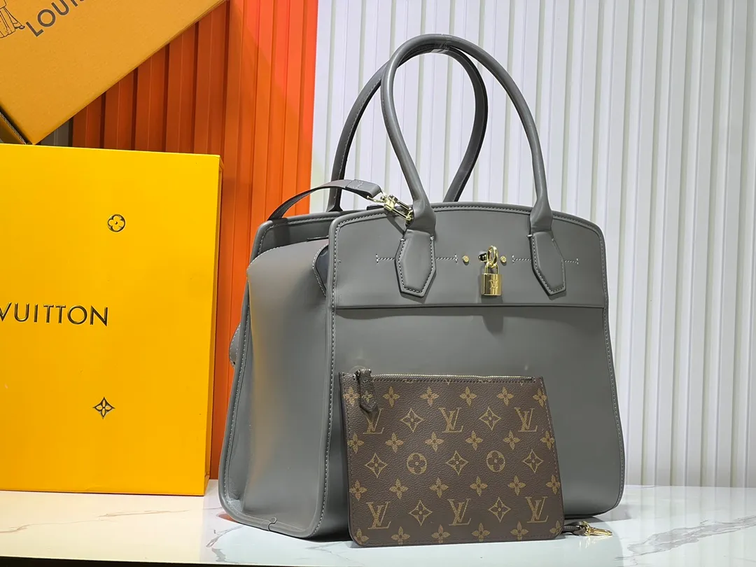 Batch 340💰M12005 M12556 M12337 This City Steamer medium handbag draws inspiration from the design of luggage built for cruise ships in 1901, making its eye-catching appearance at the 2024 autumn and winter ready-to-wear show. Grained Millesime leather and shearling leather trims add seasonal flair, an embossed padlock and hot-stamped LV Circle logo add a modern twist, and a removable Monogram storage bag makes it easy to store valuables. Size: 35x42x21cm