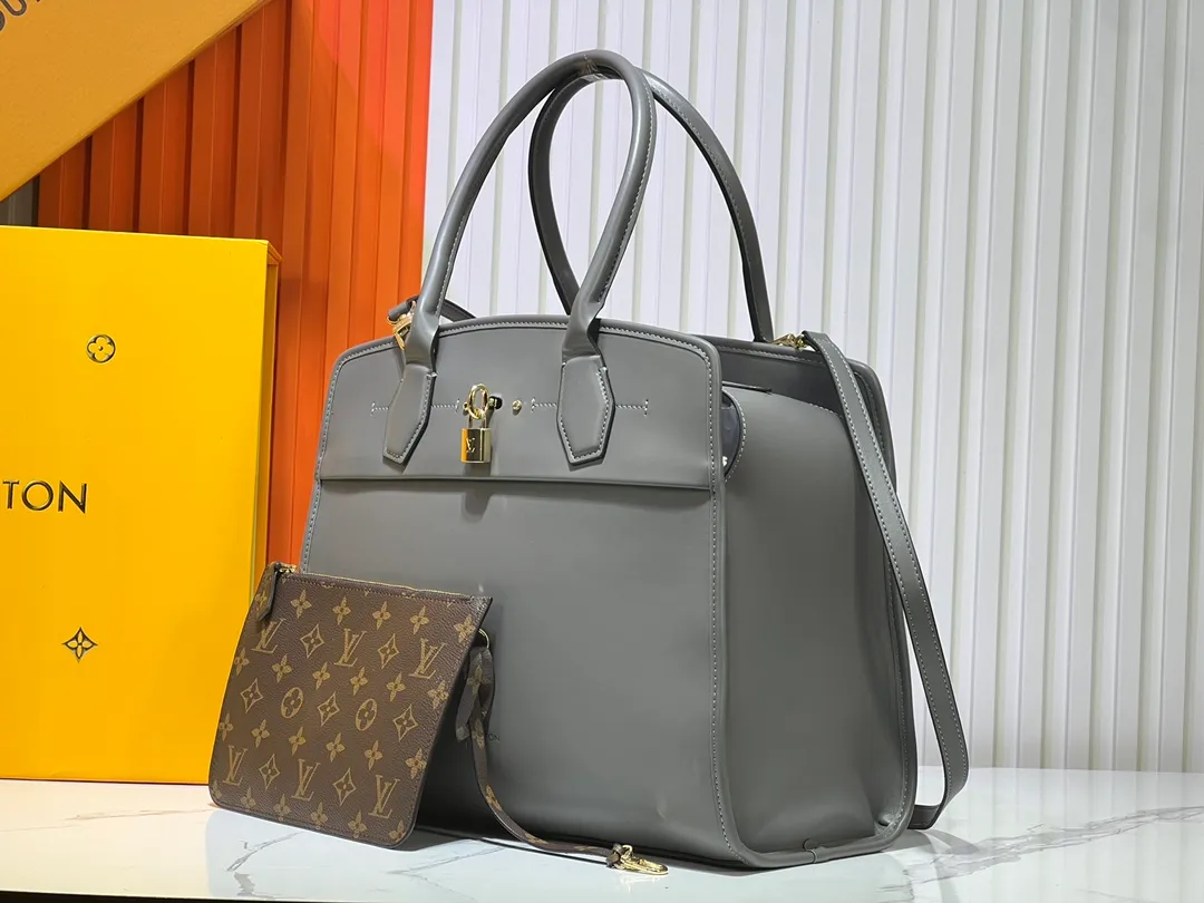 Batch 340💰M12005 M12556 M12337 This City Steamer medium handbag draws inspiration from the design of luggage built for cruise ships in 1901, making its eye-catching appearance at the 2024 autumn and winter ready-to-wear show. Grained Millesime leather and shearling leather trims add seasonal flair, an embossed padlock and hot-stamped LV Circle logo add a modern twist, and a removable Monogram storage bag makes it easy to store valuables. Size: 35x42x21cm