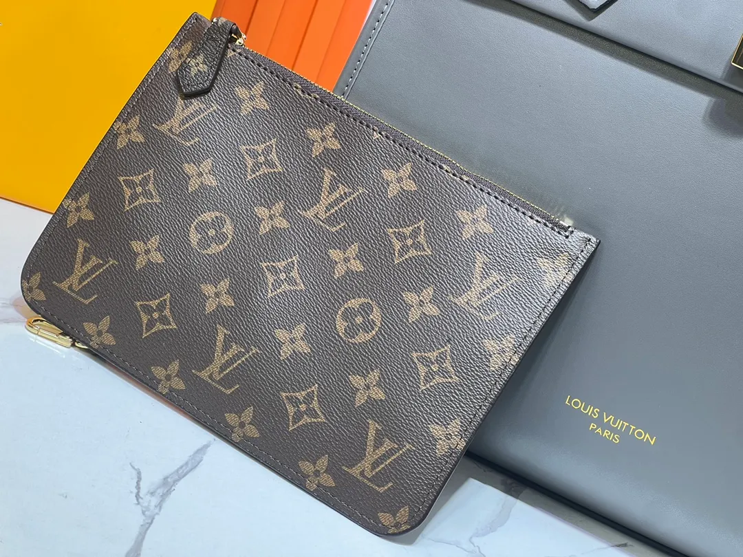 Batch 340💰M12005 M12556 M12337 This City Steamer medium handbag draws inspiration from the design of luggage built for cruise ships in 1901, making its eye-catching appearance at the 2024 autumn and winter ready-to-wear show. Grained Millesime leather and shearling leather trims add seasonal flair, an embossed padlock and hot-stamped LV Circle logo add a modern twist, and a removable Monogram storage bag makes it easy to store valuables. Size: 35x42x21cm