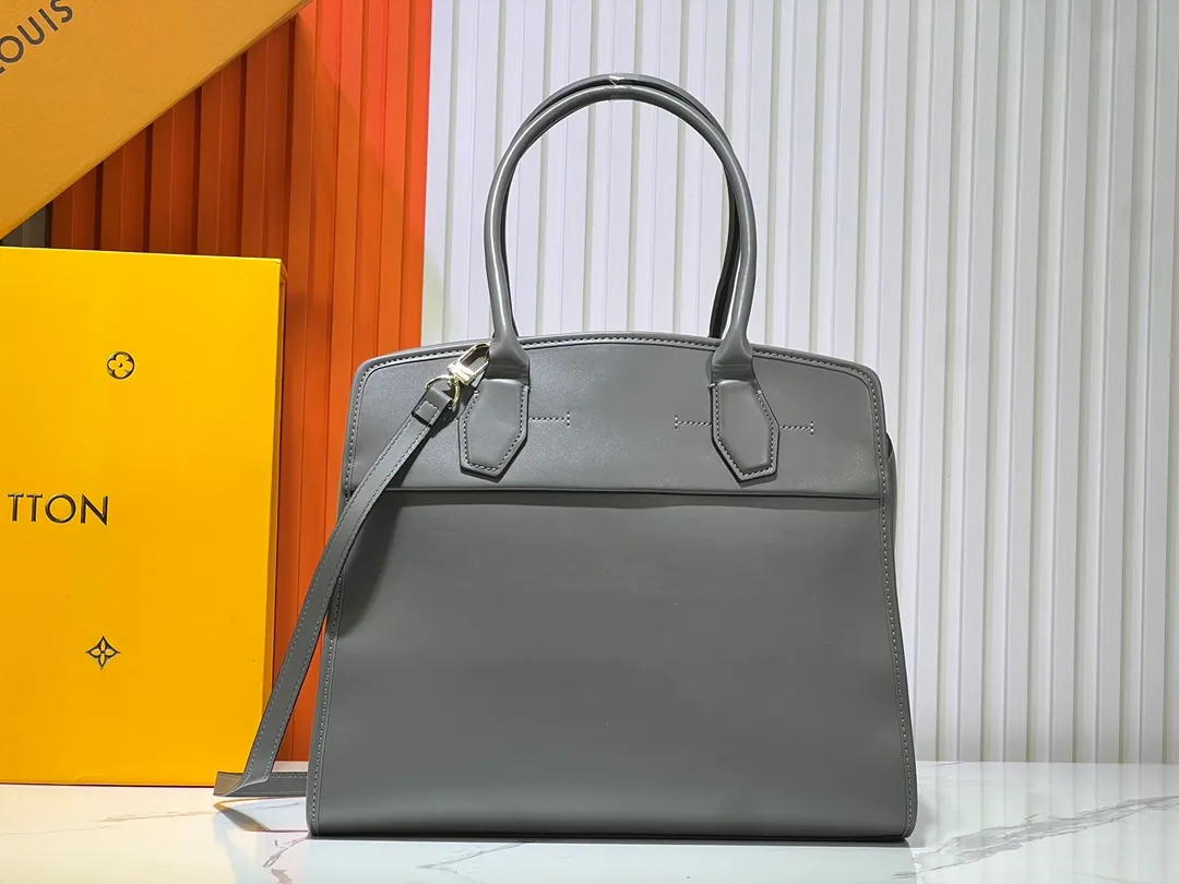 Batch 340💰M12005 M12556 M12337 This City Steamer medium handbag draws inspiration from the design of luggage built for cruise ships in 1901, making its eye-catching appearance at the 2024 autumn and winter ready-to-wear show. Grained Millesime leather and shearling leather trims add seasonal flair, an embossed padlock and hot-stamped LV Circle logo add a modern twist, and a removable Monogram storage bag makes it easy to store valuables. Size: 35x42x21cm