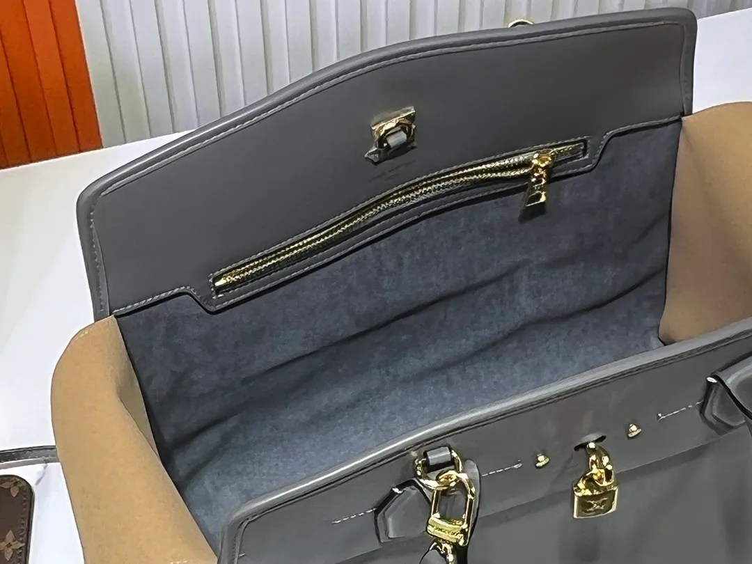 Batch 340💰M12005 M12556 M12337 This City Steamer medium handbag draws inspiration from the design of luggage built for cruise ships in 1901, making its eye-catching appearance at the 2024 autumn and winter ready-to-wear show. Grained Millesime leather and shearling leather trims add seasonal flair, an embossed padlock and hot-stamped LV Circle logo add a modern twist, and a removable Monogram storage bag makes it easy to store valuables. Size: 35x42x21cm