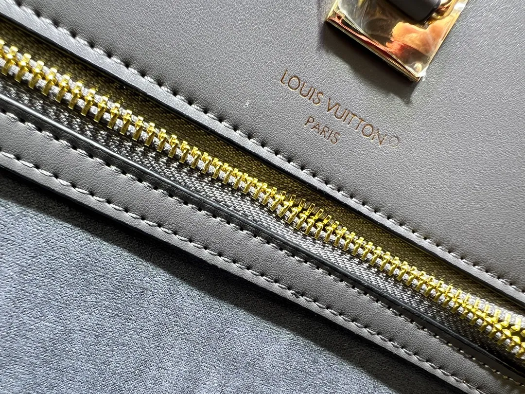 Batch 340💰M12005 M12556 M12337 This City Steamer medium handbag draws inspiration from the design of luggage built for cruise ships in 1901, making its eye-catching appearance at the 2024 autumn and winter ready-to-wear show. Grained Millesime leather and shearling leather trims add seasonal flair, an embossed padlock and hot-stamped LV Circle logo add a modern twist, and a removable Monogram storage bag makes it easy to store valuables. Size: 35x42x21cm