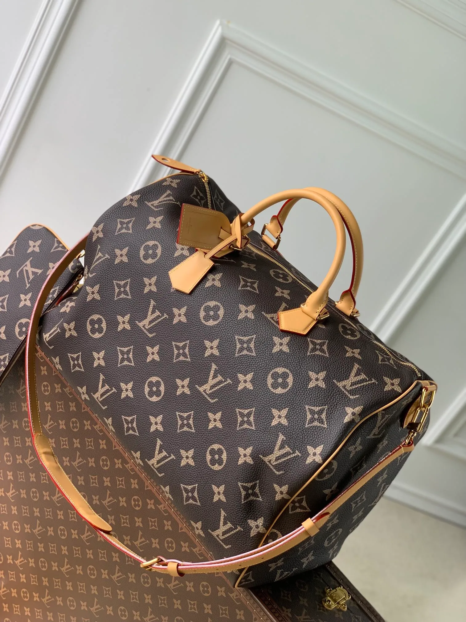 💰2740 Top Original M46691 Presbyopia This Speedy P18 Bandoulière50 handbag is made of soft cow leather with cow leather trim and sheep leather lining, and brightens up the elegant structure with bright colors. Rolled leather handles and removable and adjustable shoulder strap provide comfortable shoulder carry. Dimensions: 50x32x29 cm (length x height x width)