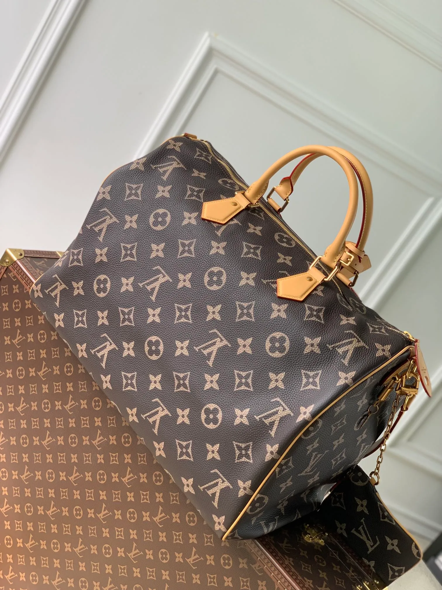 💰2740 Top Original M46691 Presbyopia This Speedy P18 Bandoulière50 handbag is made of soft cow leather with cow leather trim and sheep leather lining, and brightens up the elegant structure with bright colors. Rolled leather handles and removable and adjustable shoulder strap provide comfortable shoulder carry. Dimensions: 50x32x29 cm (length x height x width)