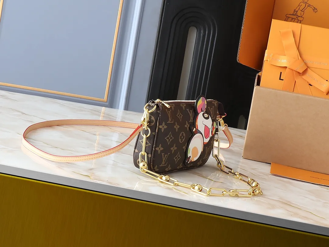 💰220💰Upgraded from the original M13663 M13404 M13440 M92649. This Pochette Accessoires handbag is made of Monogram coated canvas, and Murakami's reissue series injects lively personality. The colorful panda image created by the artist renews the classic silhouette, and the zipper design allows for secure storage of daily items. The cowhide leather shoulder strap and dazzling chain are both detachable, allowing for a variety of carrying options. Dimensions: 22.0 x 13.0 x 4.0 cm (length x height x width)
