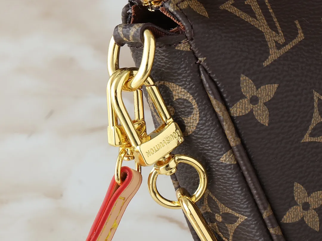 💰220💰Upgraded from the original M13663 M13404 M13440 M92649. This Pochette Accessoires handbag is made of Monogram coated canvas, and Murakami's reissue series injects lively personality. The colorful panda image created by the artist renews the classic silhouette, and the zipper design allows for secure storage of daily items. The cowhide leather shoulder strap and dazzling chain are both detachable, allowing for a variety of carrying options. Dimensions: 22.0 x 13.0 x 4.0 cm (length x height x width)