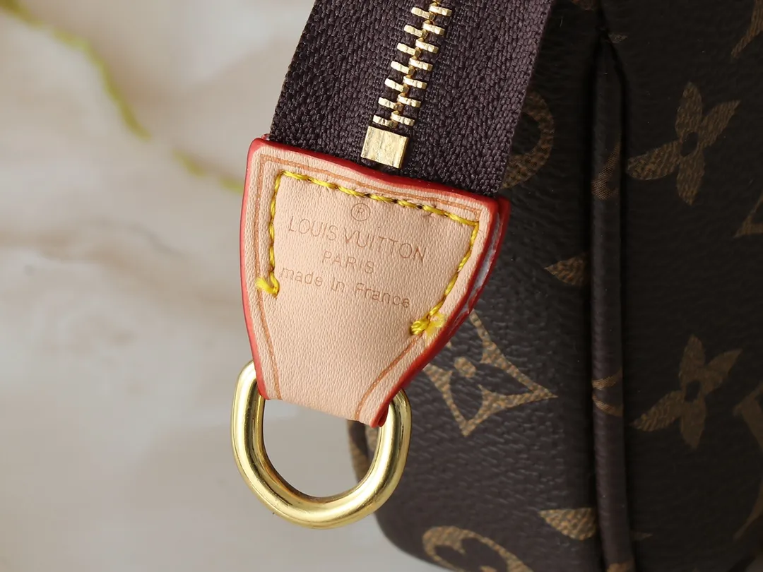 💰220💰Upgraded from the original M13663 M13404 M13440 M92649. This Pochette Accessoires handbag is made of Monogram coated canvas, and Murakami's reissue series injects lively personality. The colorful panda image created by the artist renews the classic silhouette, and the zipper design allows for secure storage of daily items. The cowhide leather shoulder strap and dazzling chain are both detachable, allowing for a variety of carrying options. Dimensions: 22.0 x 13.0 x 4.0 cm (length x height x width)