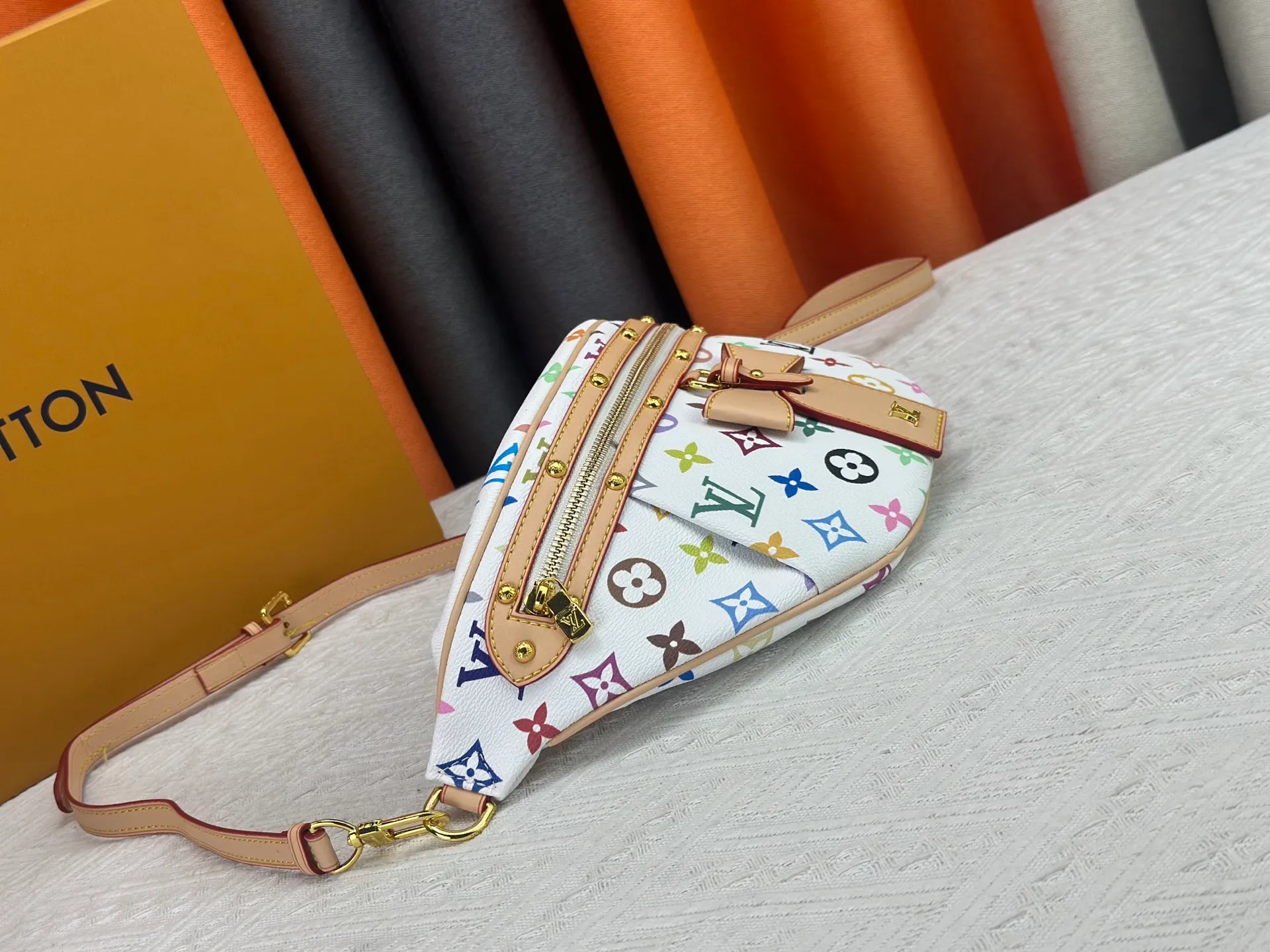 P240 Upgraded original M13660 [HIGH RISE waist bag] M46784 M43644 (Sancai-Takashi Murakami) High Rise LT waist bag is made of soft Monogram coated canvas to create a close-fitting configuration, and the thin design can be placed inside the jacket. The cowhide leather has a detachable name tag and can be tied with a fabric shoulder strap for a sporty look. Dimensions: 16 x 8 x 38 cm