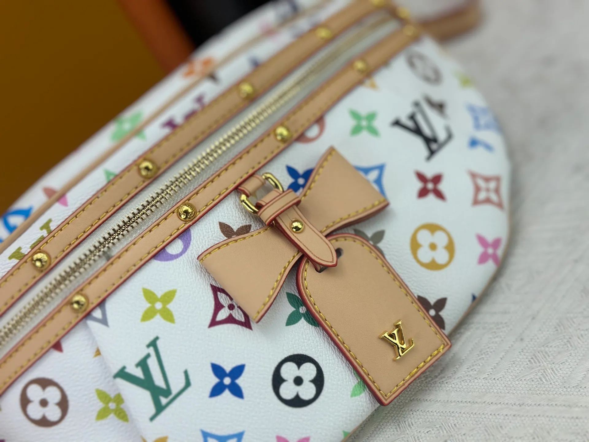 P240 Upgraded original M13660 [HIGH RISE waist bag] M46784 M43644 (Sancai-Takashi Murakami) High Rise LT waist bag is made of soft Monogram coated canvas to create a close-fitting configuration, and the thin design can be placed inside the jacket. The cowhide leather has a detachable name tag and can be tied with a fabric shoulder strap for a sporty look. Dimensions: 16 x 8 x 38 cm