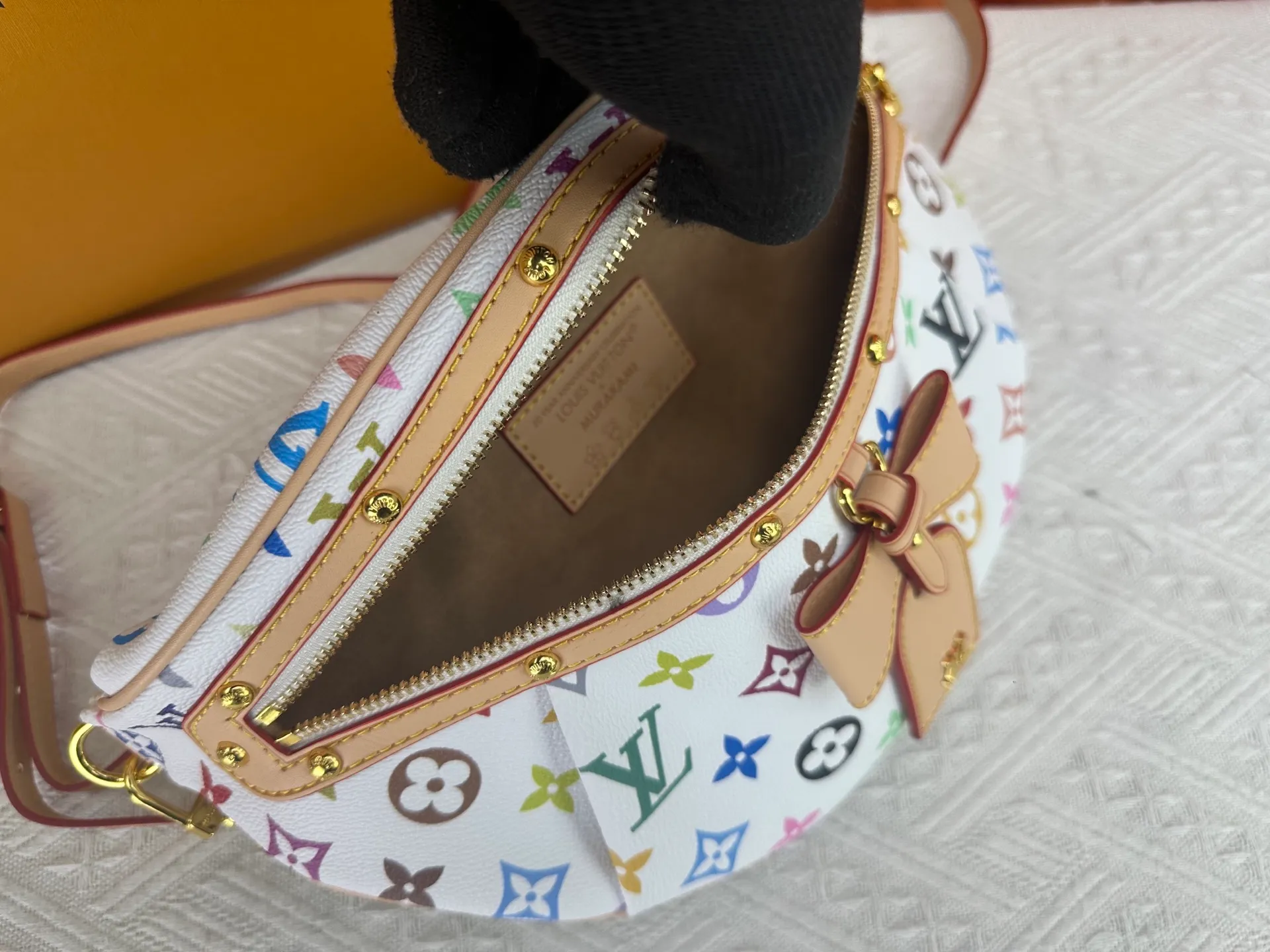 P240 Upgraded original M13660 [HIGH RISE waist bag] M46784 M43644 (Sancai-Takashi Murakami) High Rise LT waist bag is made of soft Monogram coated canvas to create a close-fitting configuration, and the thin design can be placed inside the jacket. The cowhide leather has a detachable name tag and can be tied with a fabric shoulder strap for a sporty look. Dimensions: 16 x 8 x 38 cm