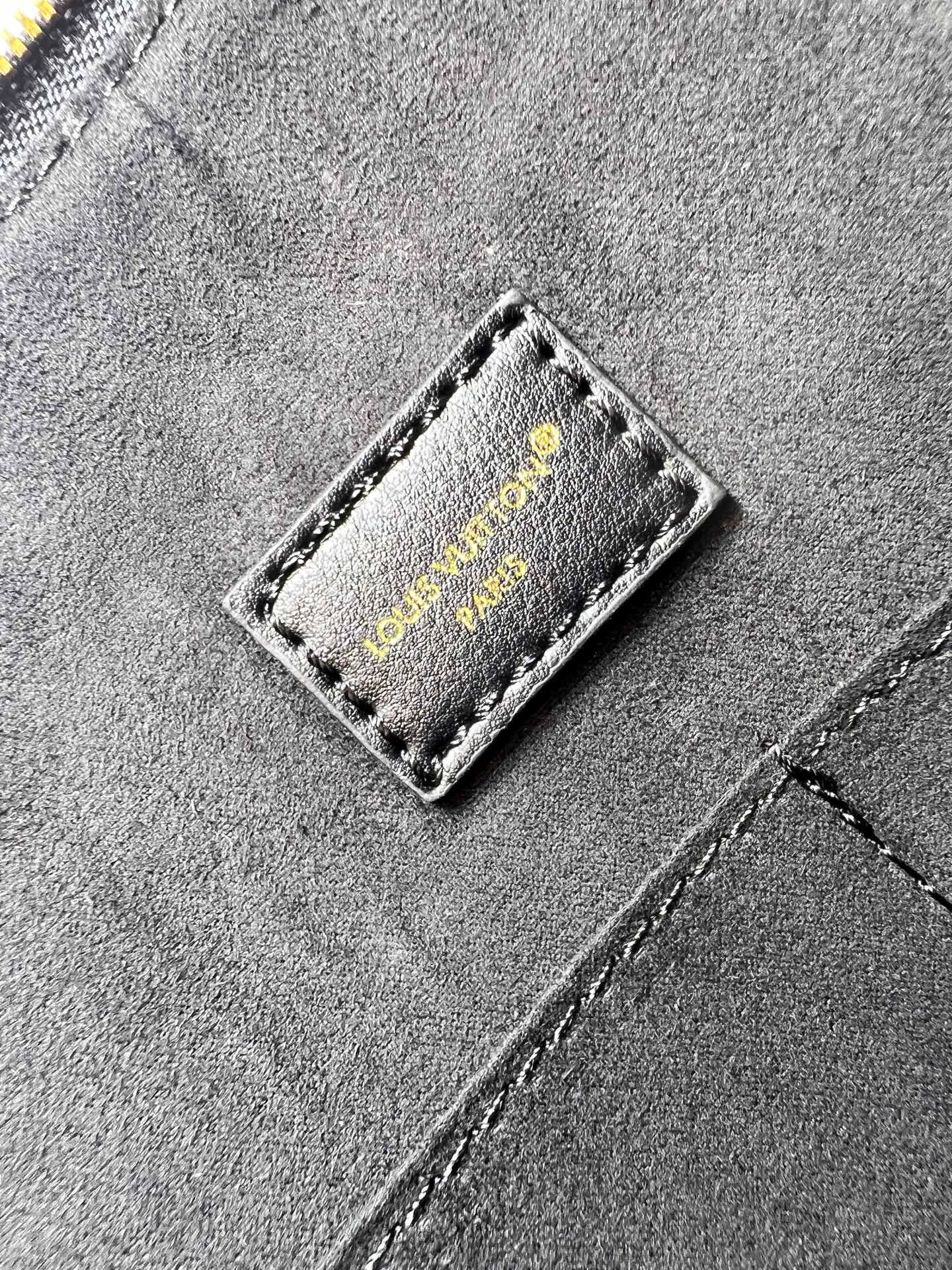 Batch 300💰Upgraded original version M26688 M26257 This style is inspired by Alma Horizontal in the early 2000s, a newly launched double-layer sweater in the Low Key series. Made of peanut cowhide material with seasonal denim tones. The security zipper-type silhouette is decorated with gold-colored hardware such as the signature handkerchief. Not only laptops, but also daily necessities can be easily stored. Removable single compartment pocket. Dimensions: 43.5 x 26.5 x 14.5 cm
