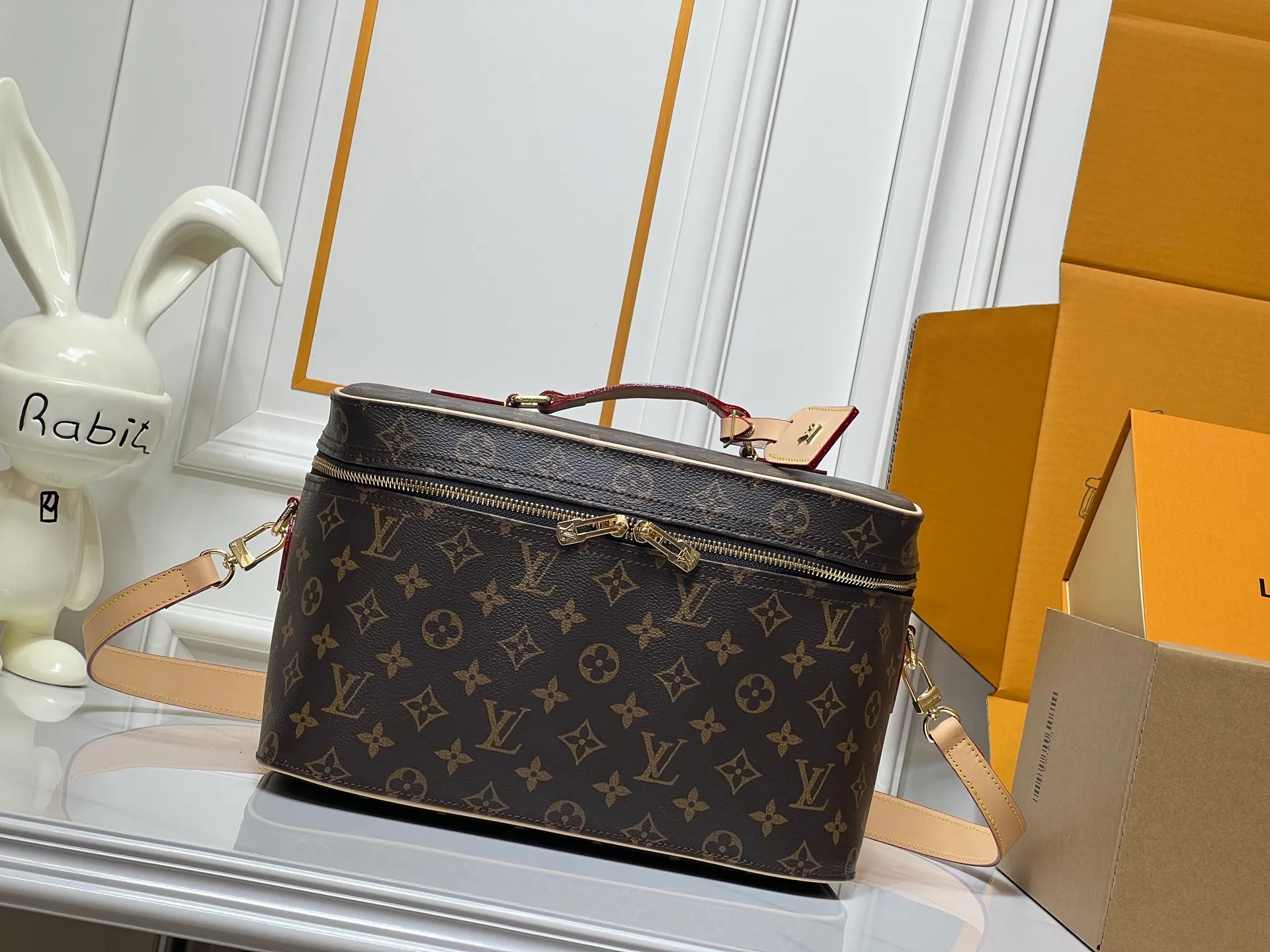 Batch 400💰M44935 Nice Vanity cosmetic bag combines trendy style and practical functions, showing Louis Vuitton’s travel spirit. Classic Monogram canvas with cow leather trim, embellished with padlocks and LV inscribed zippers. First-class polished metal hardware to keep toiletries and beauty supplies organized. Dimensions: 31.5x20x21 cm