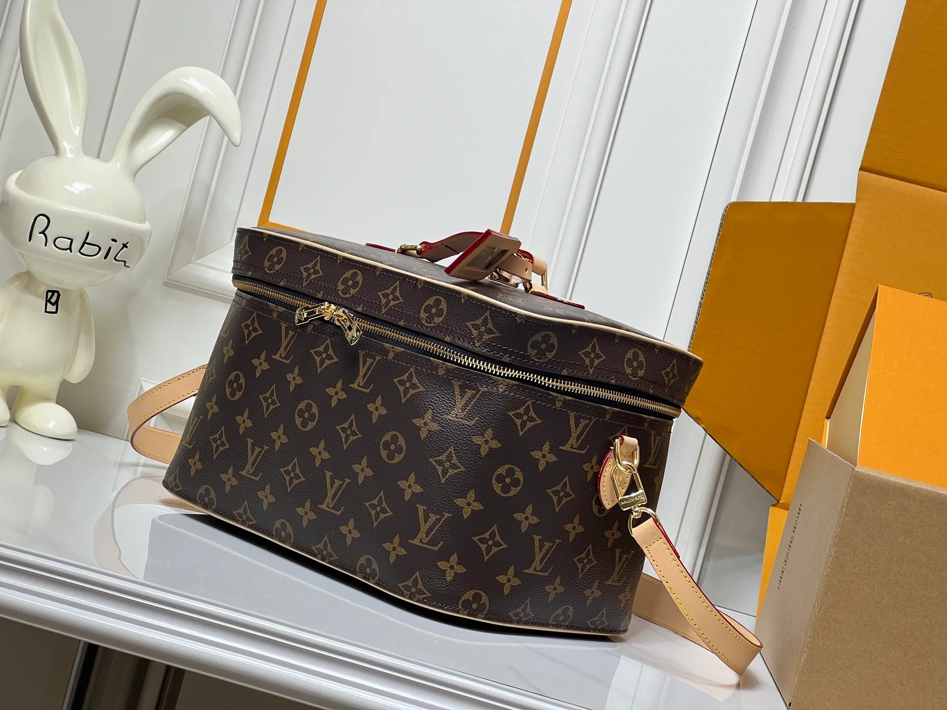 Batch 400💰M44935 Nice Vanity cosmetic bag combines trendy style and practical functions, showing Louis Vuitton’s travel spirit. Classic Monogram canvas with cow leather trim, embellished with padlocks and LV inscribed zippers. First-class polished metal hardware to keep toiletries and beauty supplies organized. Dimensions: 31.5x20x21 cm