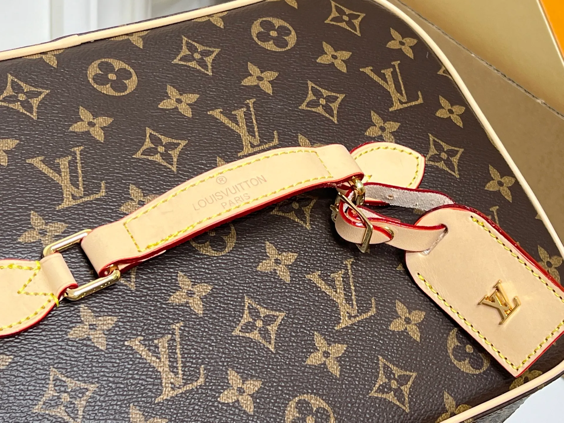 Batch 400💰M44935 Nice Vanity cosmetic bag combines trendy style and practical functions, showing Louis Vuitton’s travel spirit. Classic Monogram canvas with cow leather trim, embellished with padlocks and LV inscribed zippers. First-class polished metal hardware to keep toiletries and beauty supplies organized. Dimensions: 31.5x20x21 cm