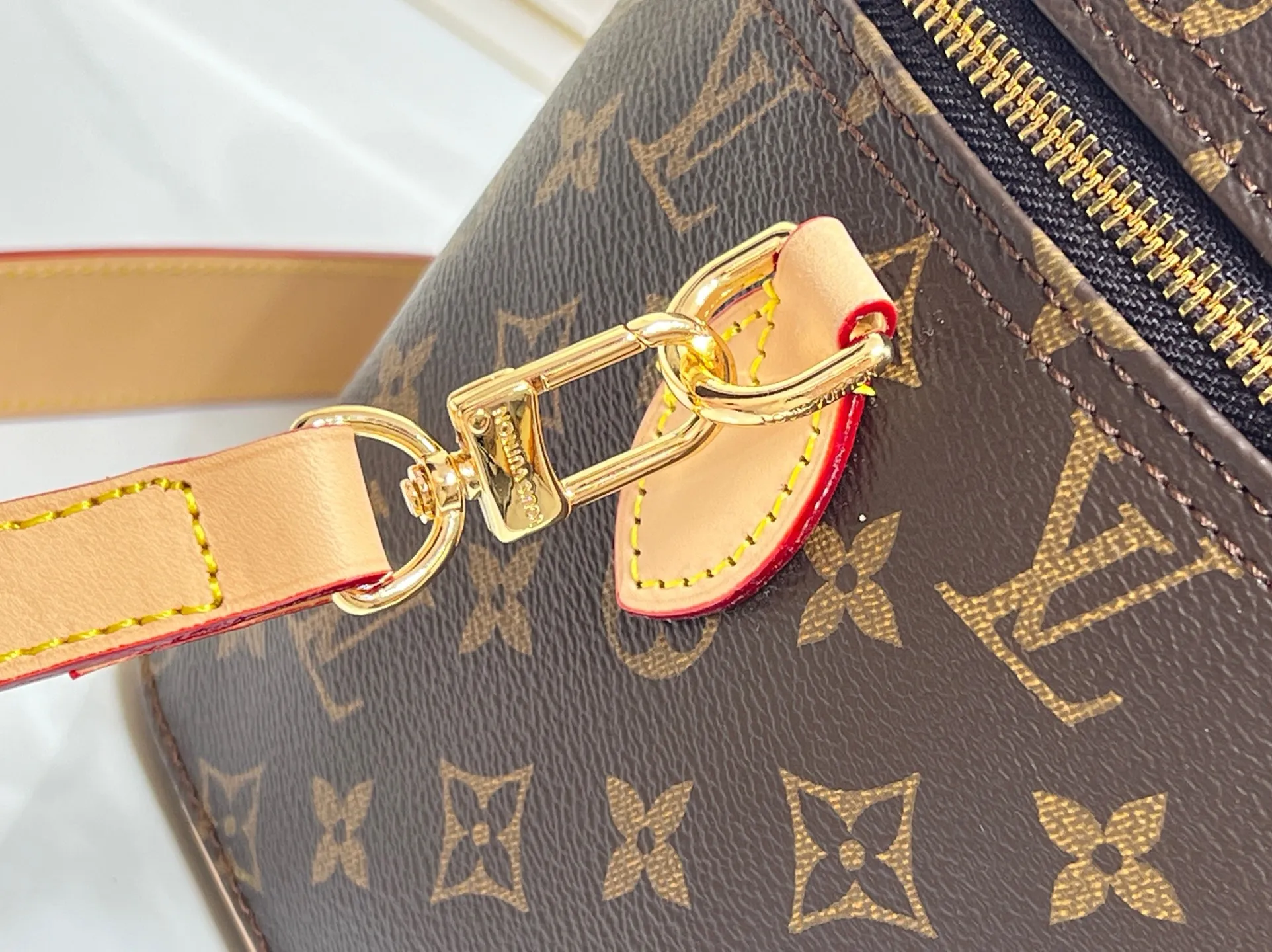 Batch 400💰M44935 Nice Vanity cosmetic bag combines trendy style and practical functions, showing Louis Vuitton’s travel spirit. Classic Monogram canvas with cow leather trim, embellished with padlocks and LV inscribed zippers. First-class polished metal hardware to keep toiletries and beauty supplies organized. Dimensions: 31.5x20x21 cm