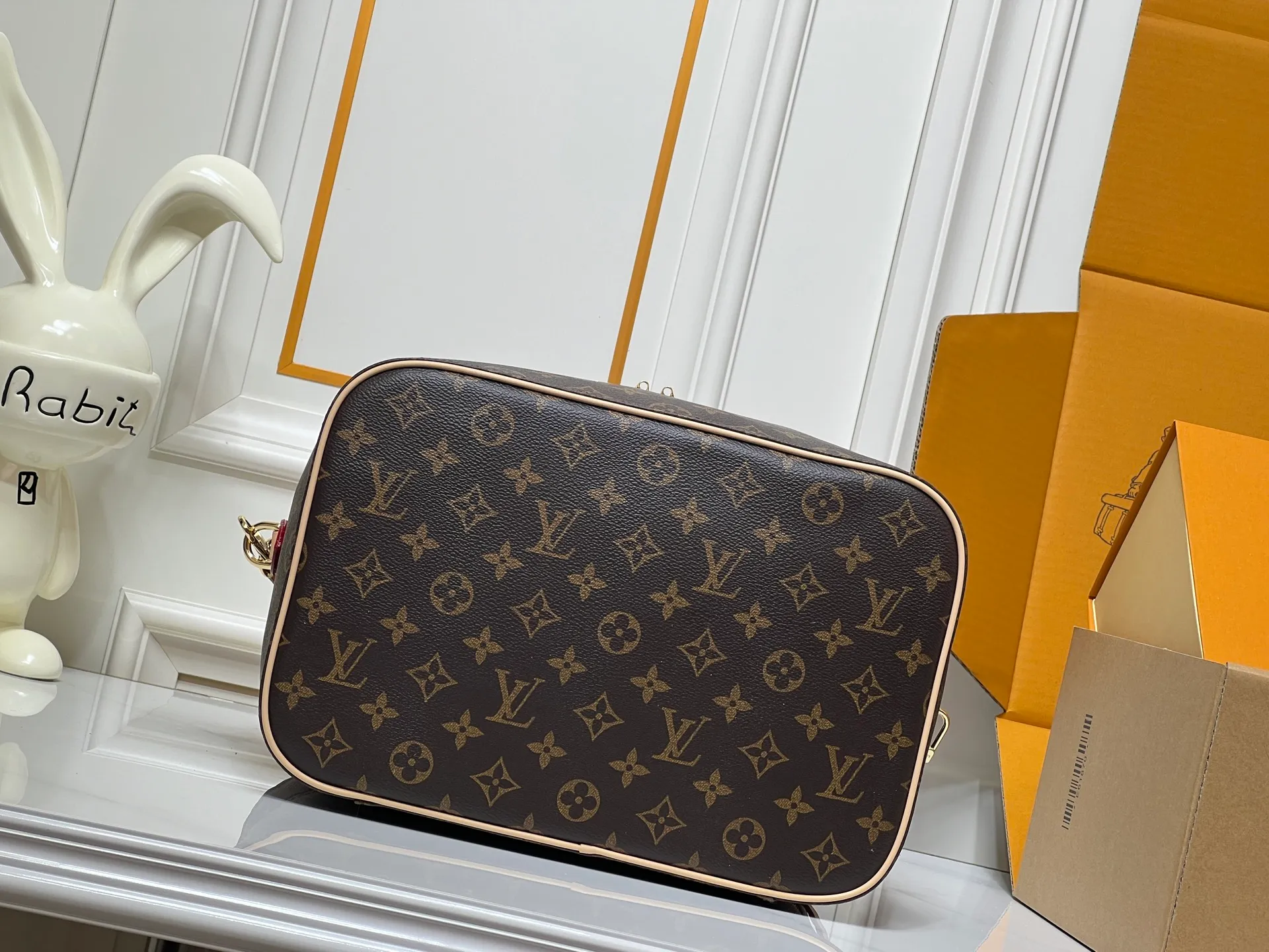 Batch 400💰M44935 Nice Vanity cosmetic bag combines trendy style and practical functions, showing Louis Vuitton’s travel spirit. Classic Monogram canvas with cow leather trim, embellished with padlocks and LV inscribed zippers. First-class polished metal hardware to keep toiletries and beauty supplies organized. Dimensions: 31.5x20x21 cm