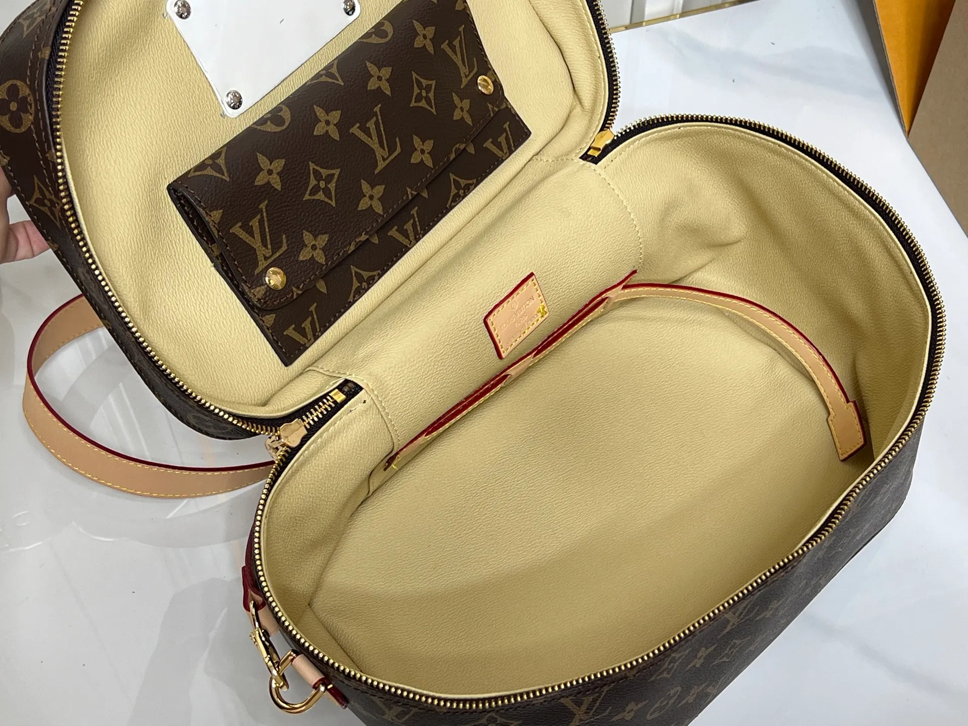 Batch 400💰M44935 Nice Vanity cosmetic bag combines trendy style and practical functions, showing Louis Vuitton’s travel spirit. Classic Monogram canvas with cow leather trim, embellished with padlocks and LV inscribed zippers. First-class polished metal hardware to keep toiletries and beauty supplies organized. Dimensions: 31.5x20x21 cm