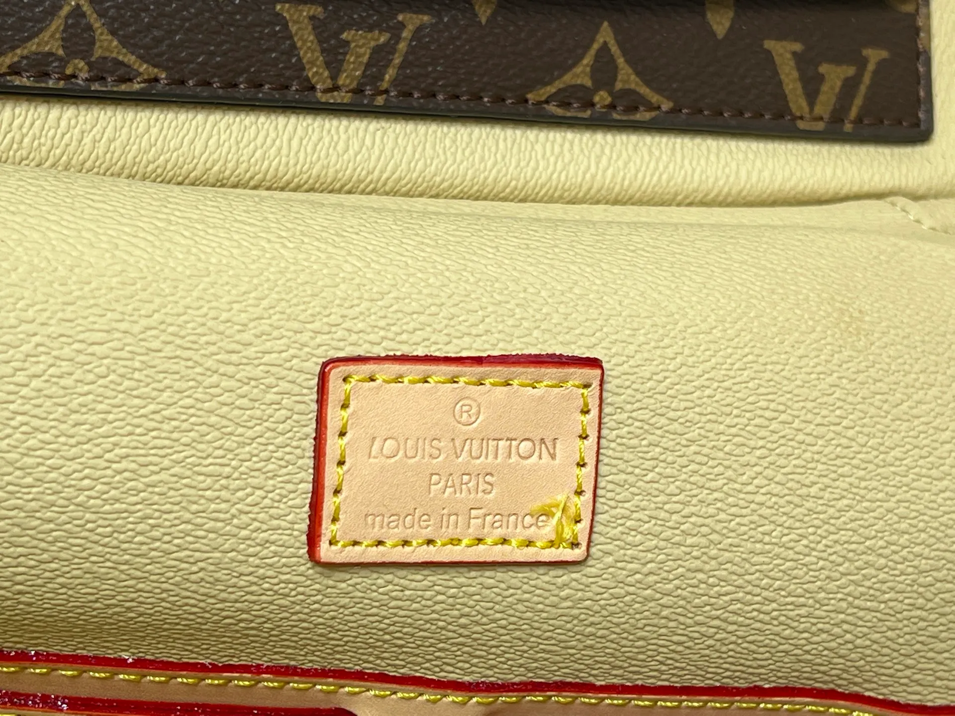Batch 400💰M44935 Nice Vanity cosmetic bag combines trendy style and practical functions, showing Louis Vuitton’s travel spirit. Classic Monogram canvas with cow leather trim, embellished with padlocks and LV inscribed zippers. First-class polished metal hardware to keep toiletries and beauty supplies organized. Dimensions: 31.5x20x21 cm