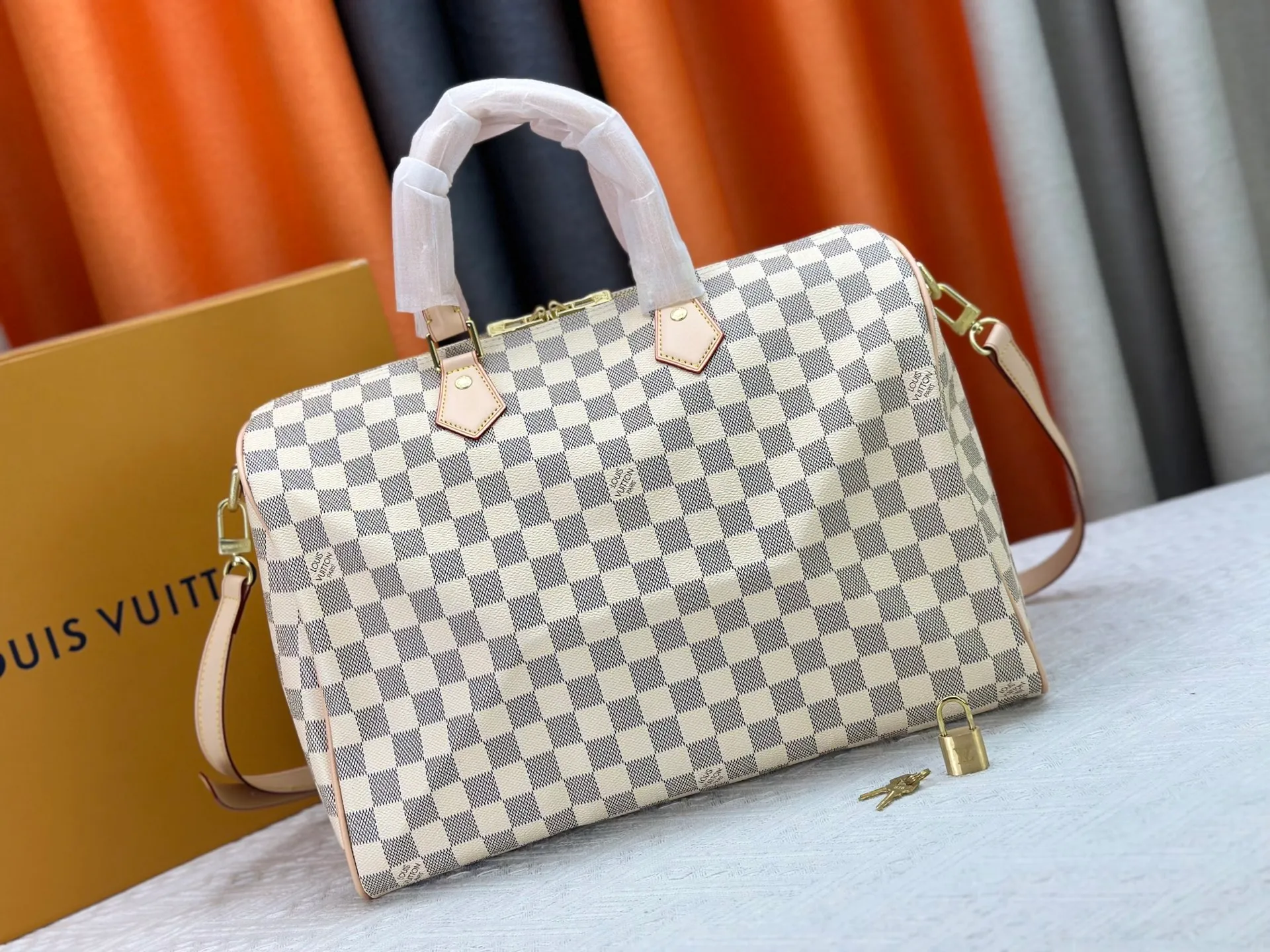 P240 P250 P260 High-definition shooting quality as shown in the picture. Good quality, full of positive reputation! Highly recommended Speedy fashion hot model, classic Monogram canvas➕imported Italian discolored yellow leather trim➕high-end original hardware➕adjustable shoulder strap lock. It feels soft, highly practical, and can be called a classic. The upper body is super elegant. Brand: LouisVuitton! Model: Small 40390/Medium 40391/Large 40392! Material: Imported original leather! Size: small size 25*19*15, medium size 30*21*17, large size 35*23*18,